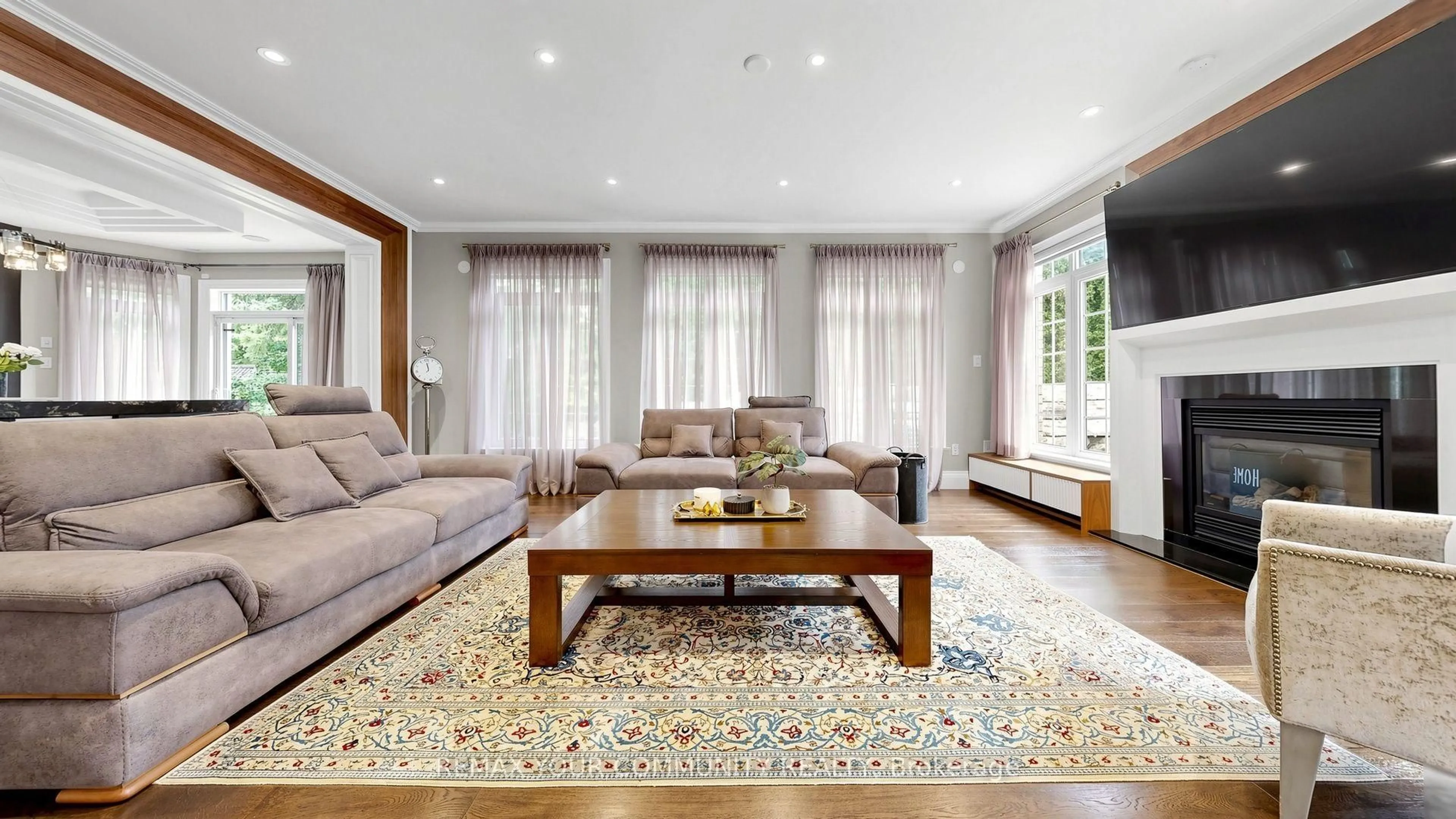 Living room with furniture, unknown for 25 Guinevere Crt, Richmond Hill Ontario L4C 0P7