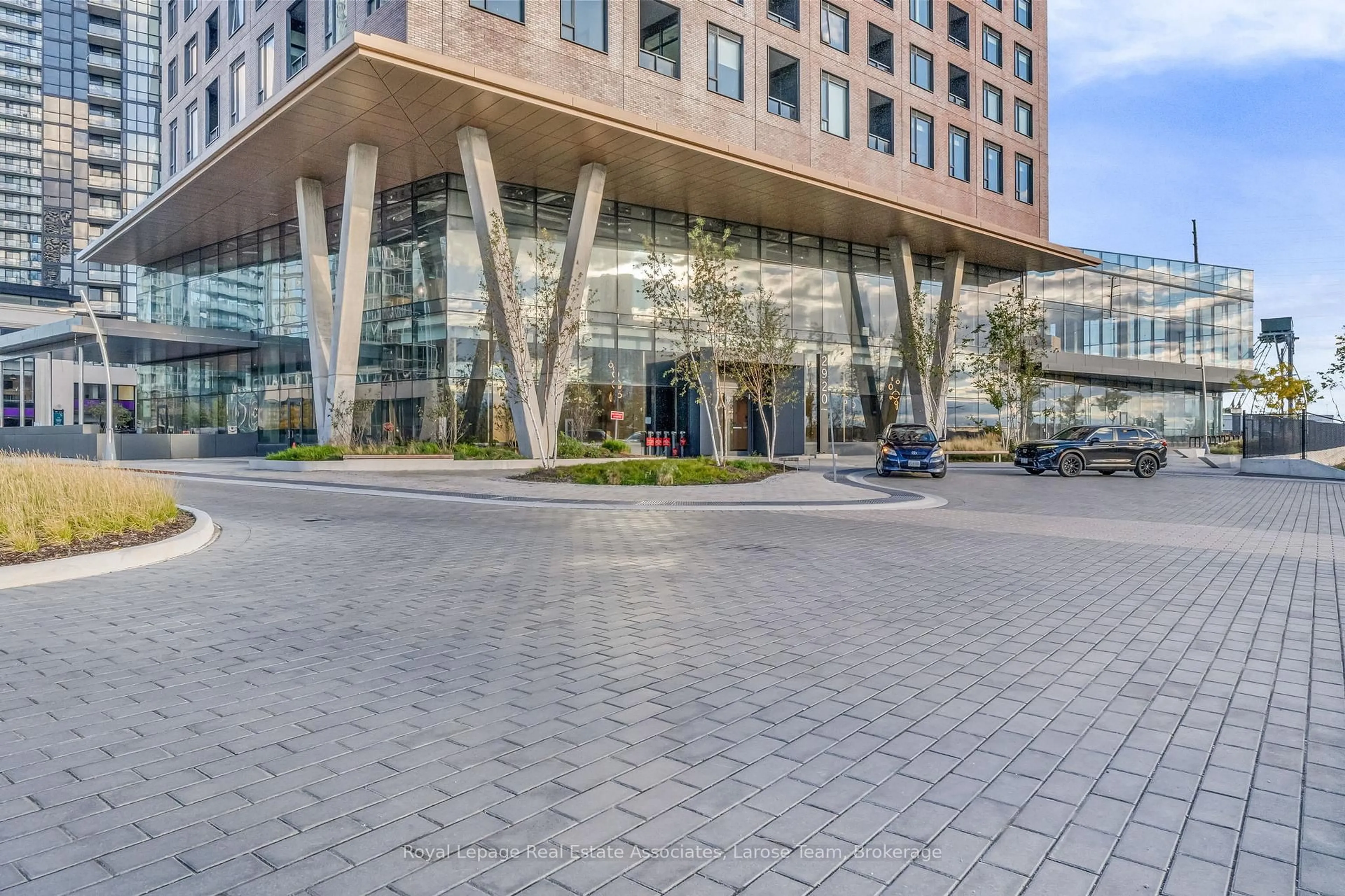 Indoor foyer for 2920 Highway 7 Rd #3707, Vaughan Ontario L4K 0P4
