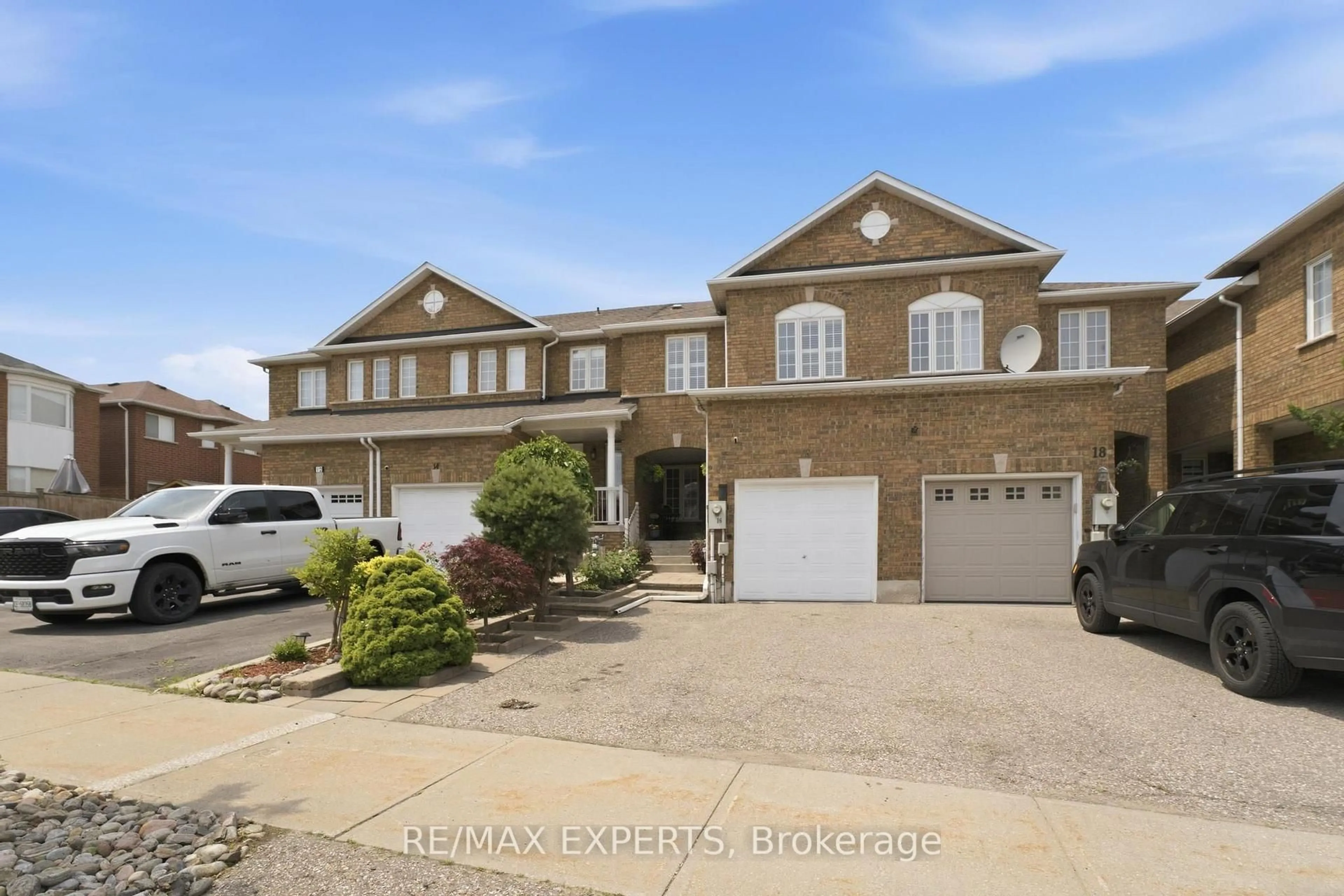 A pic from outside/outdoor area/front of a property/back of a property/a pic from drone, street for 16 Piazza Cres, Vaughan Ontario L4H 2C8