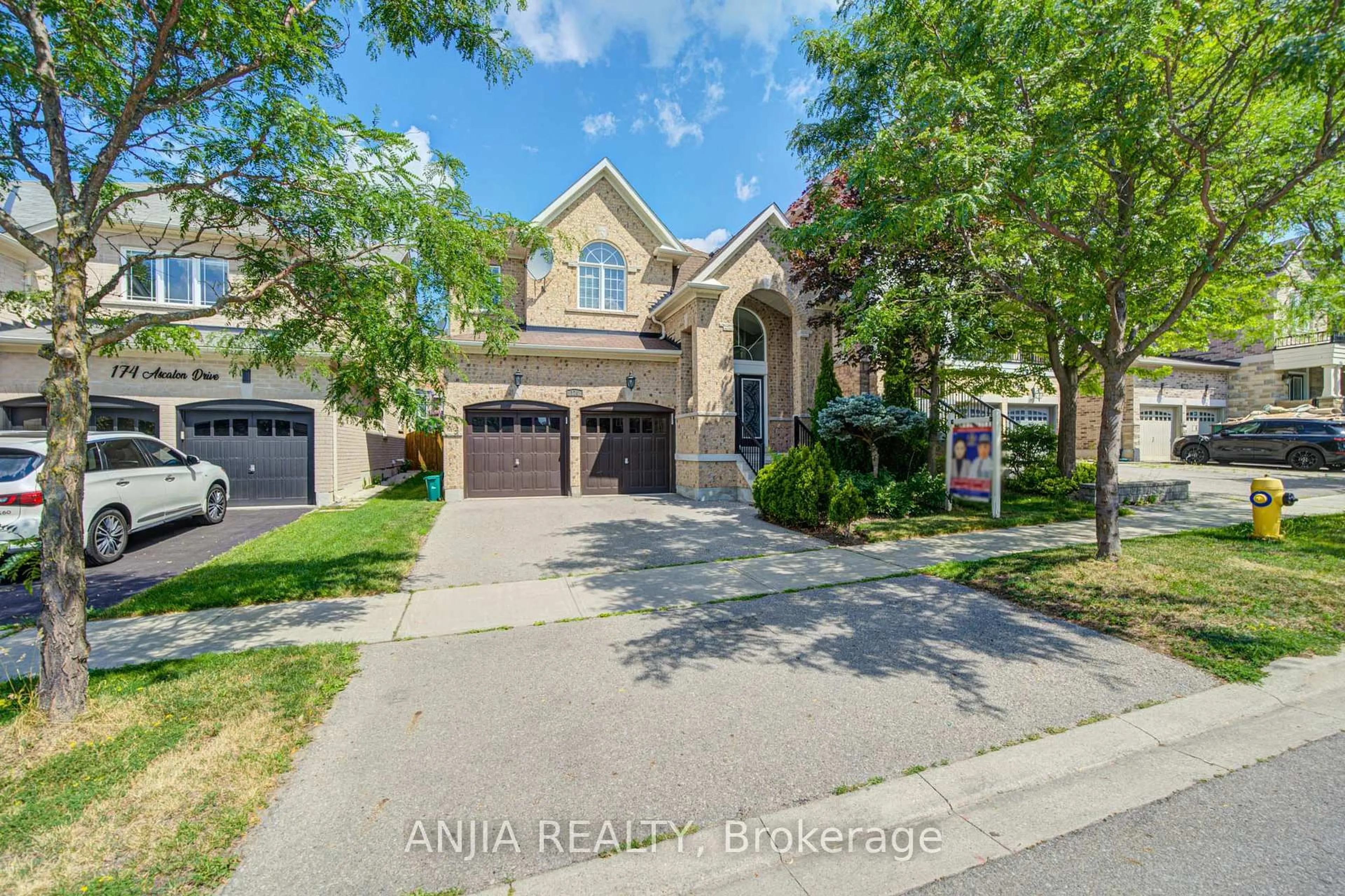 A pic from outside/outdoor area/front of a property/back of a property/a pic from drone, street for 170 Ascalon Dr, Vaughan Ontario L6A 0M8