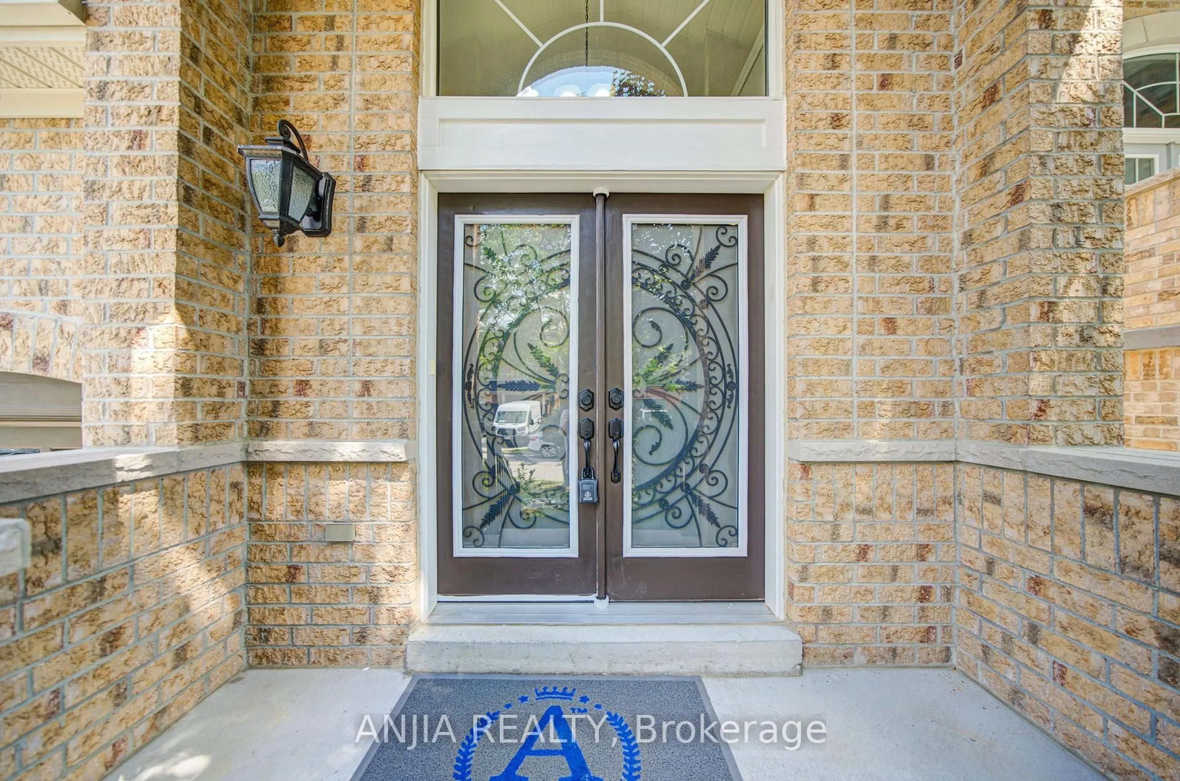 Indoor entryway for 170 Ascalon Dr, Vaughan Ontario L6A 0M8