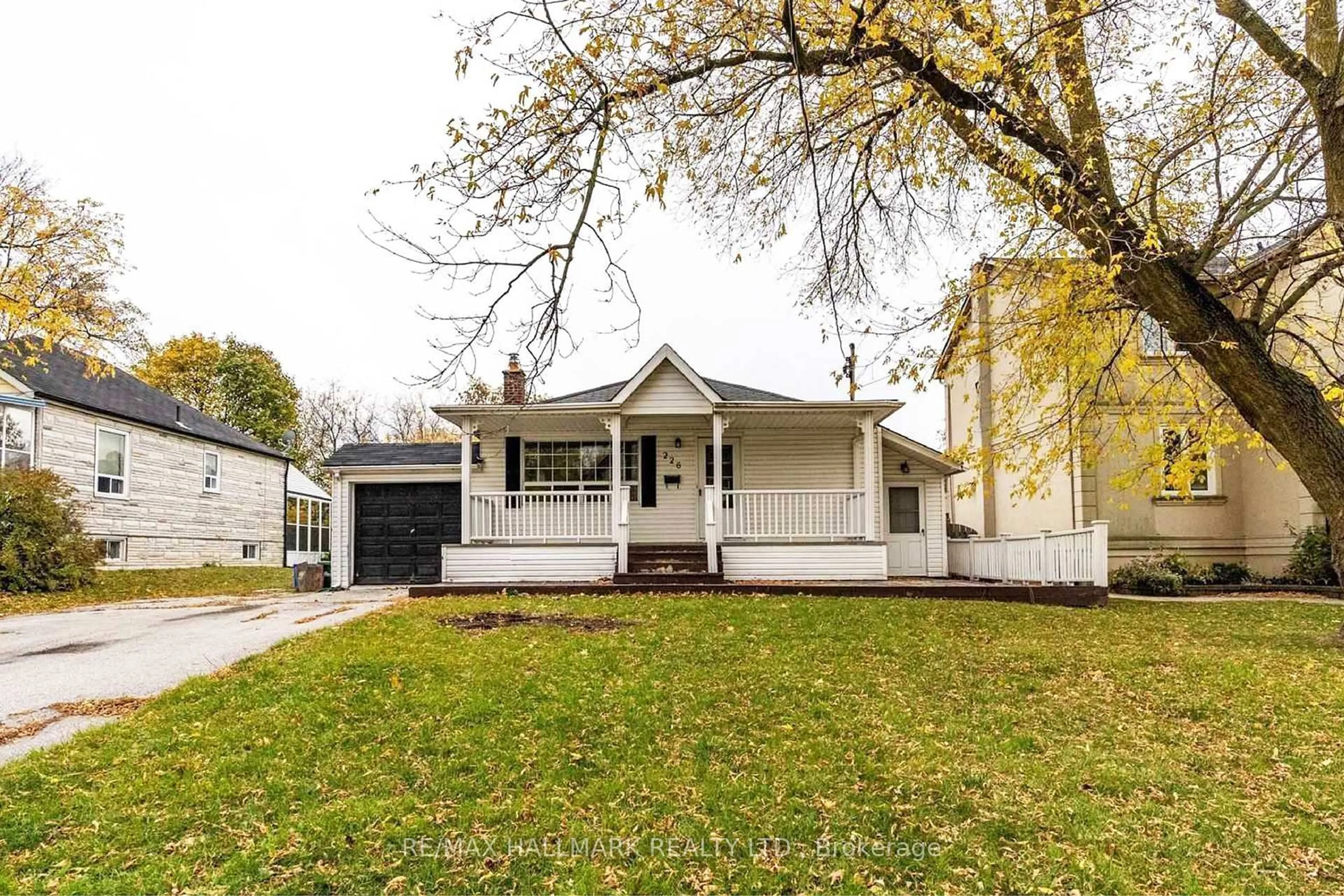 Home with vinyl exterior material, street for 226 Lawrence Ave, Richmond Hill Ontario L4C 1Z6