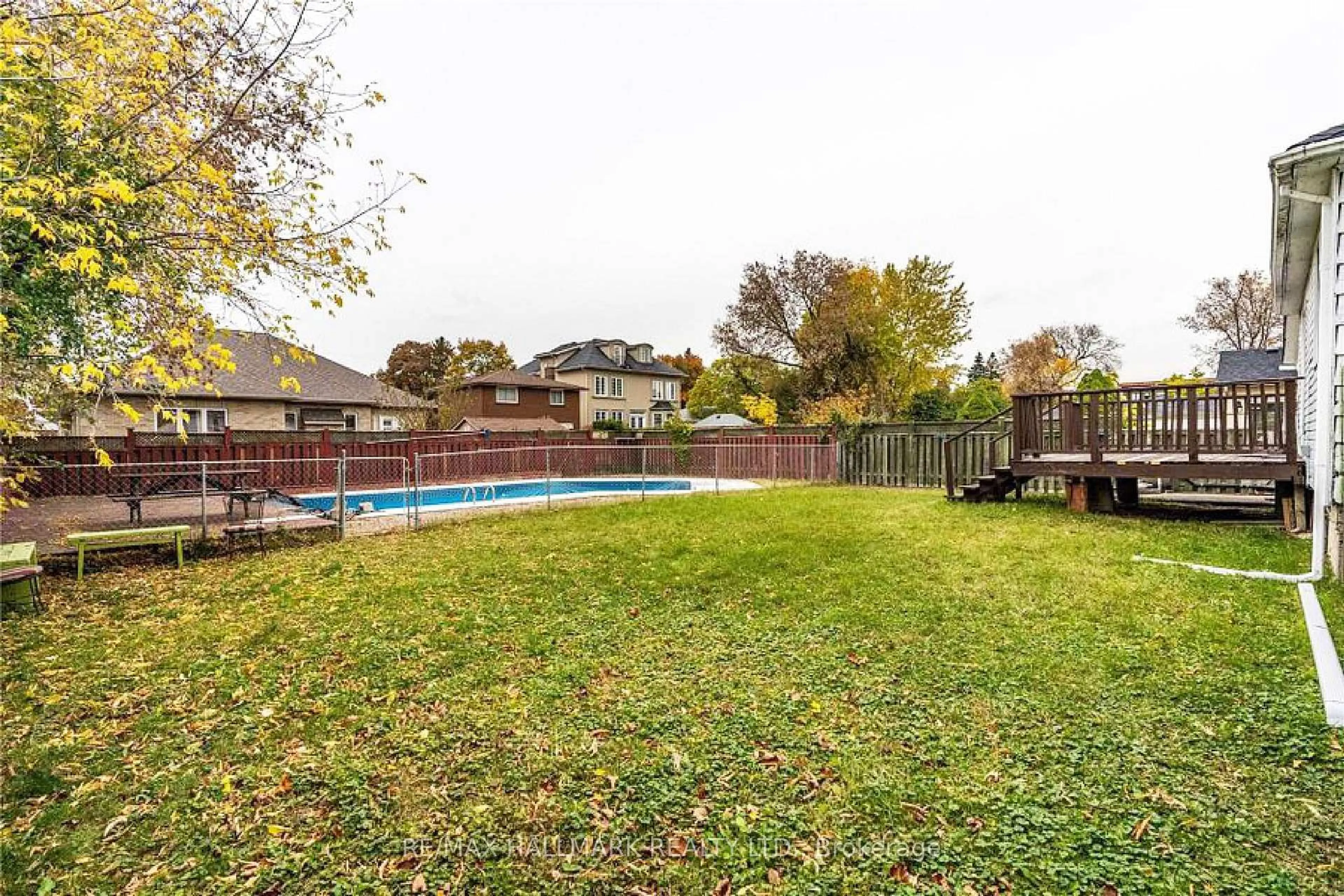 Pool for 226 Lawrence Ave, Richmond Hill Ontario L4C 1Z6