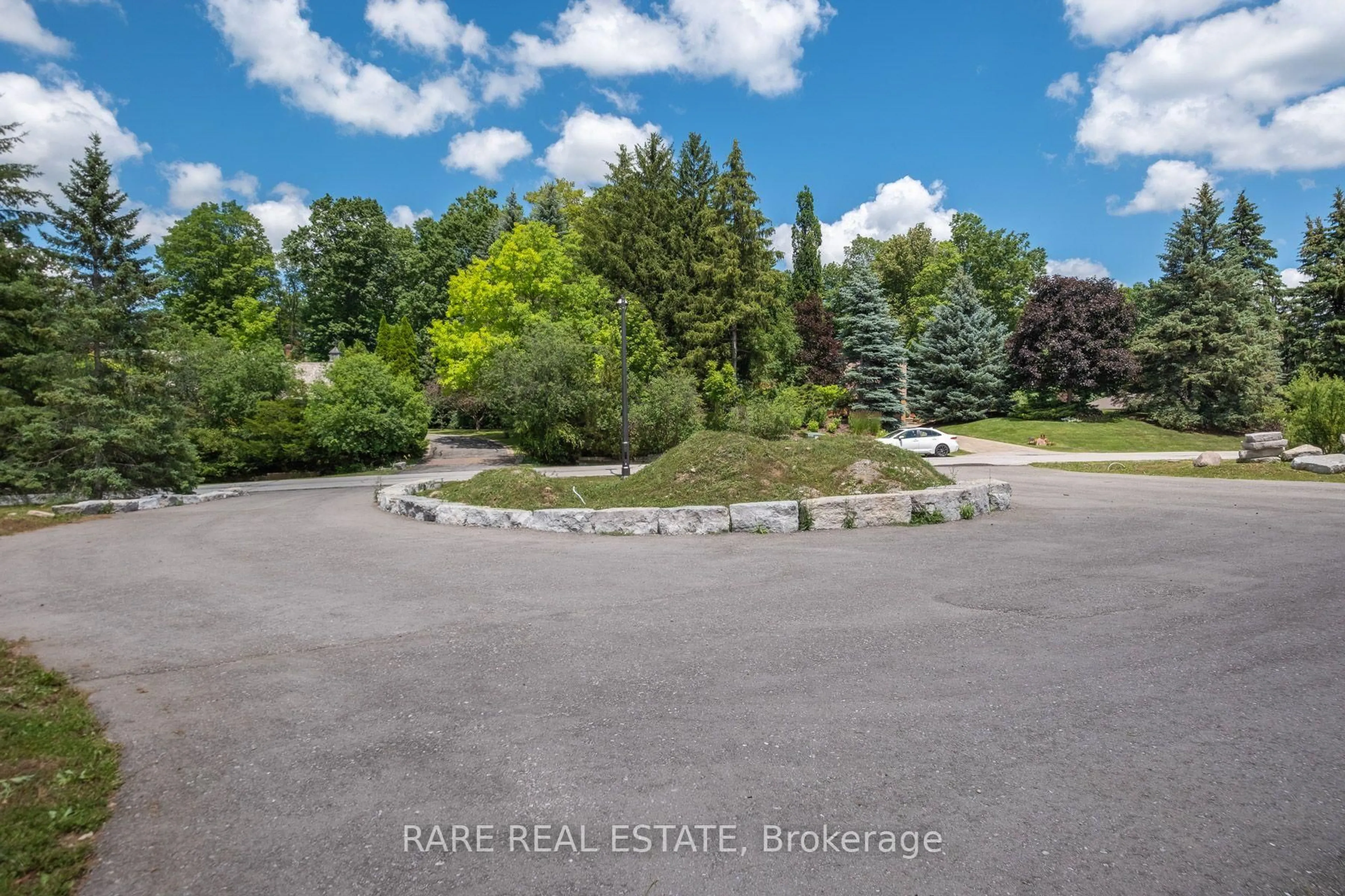 A pic from outside/outdoor area/front of a property/back of a property/a pic from drone, water/lake/river/ocean view for 23 Valleyview Crt, Vaughan Ontario L0J 1C0