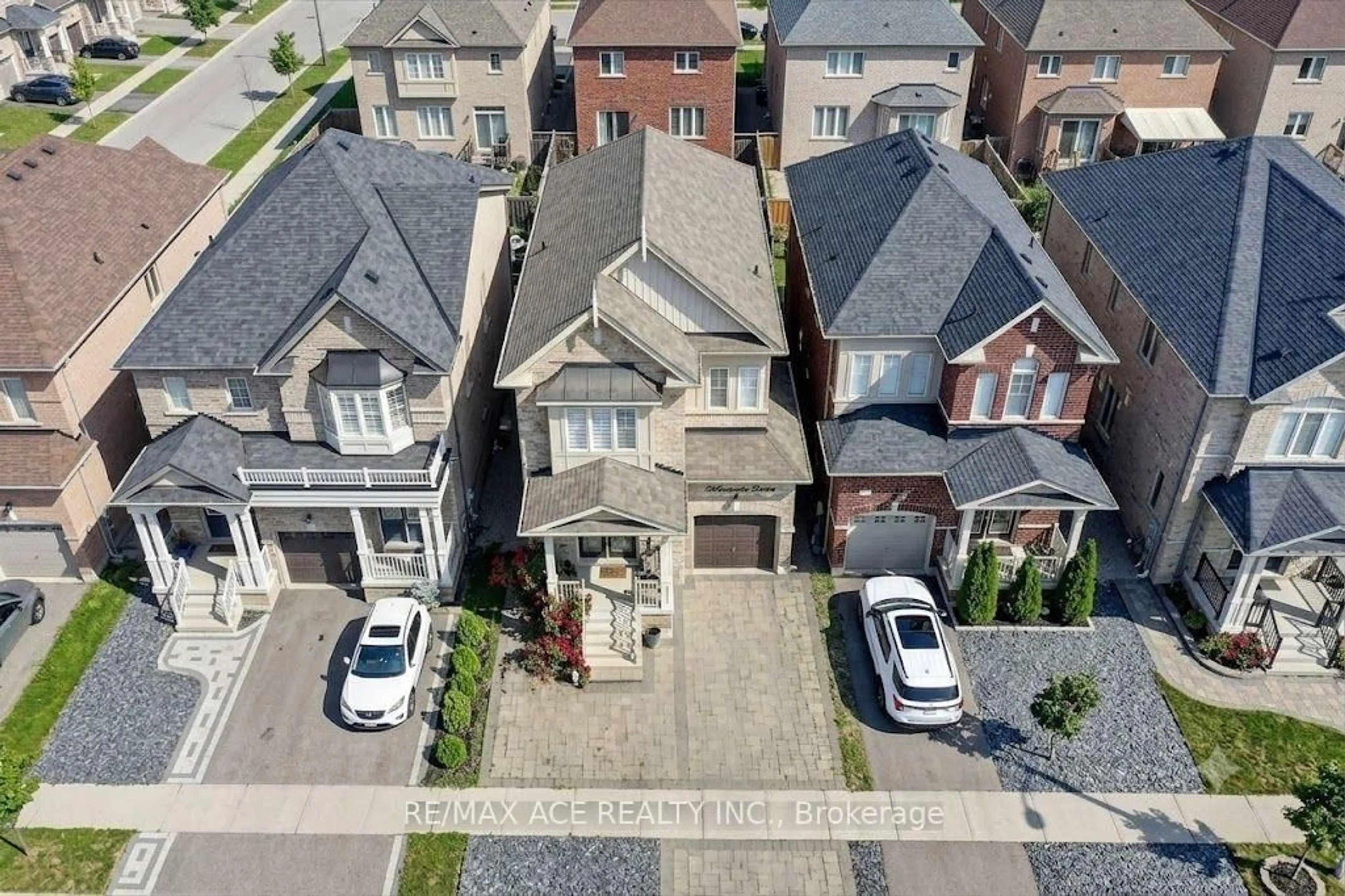 A pic from outside/outdoor area/front of a property/back of a property/a pic from drone, street for 10 Andreeta Dr, Vaughan Ontario L4H 4H2