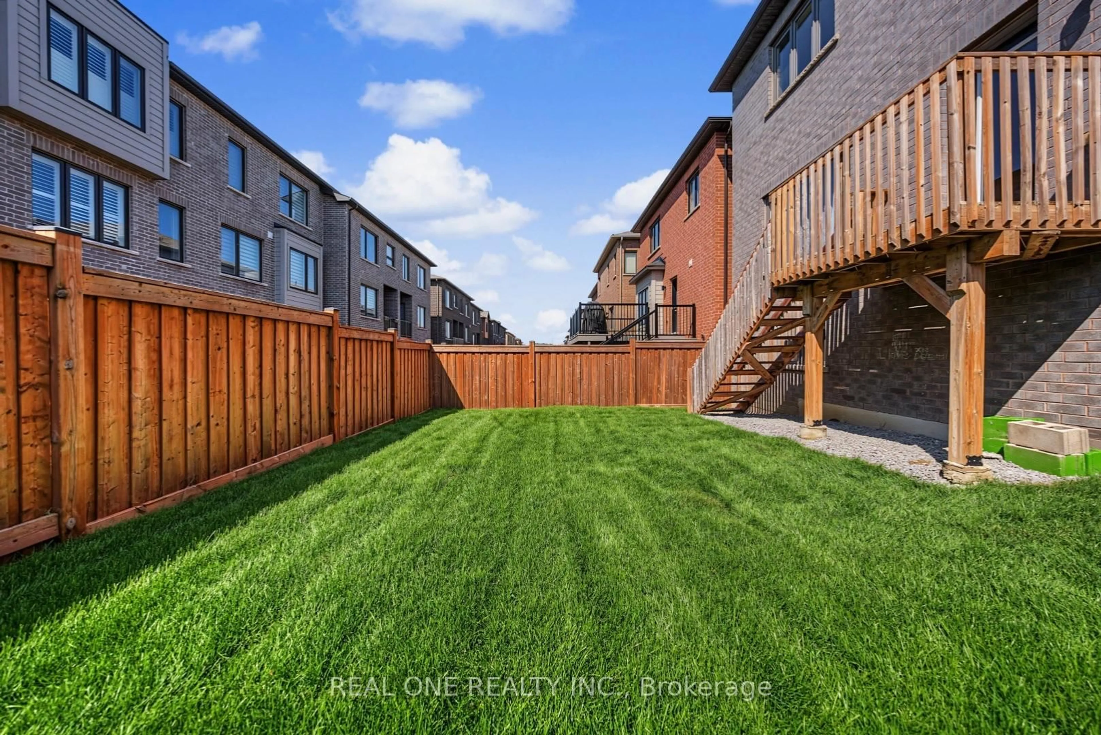 A pic from outside/outdoor area/front of a property/back of a property/a pic from drone, street for 67 Tango Cres, Newmarket Ontario L3X 0K4