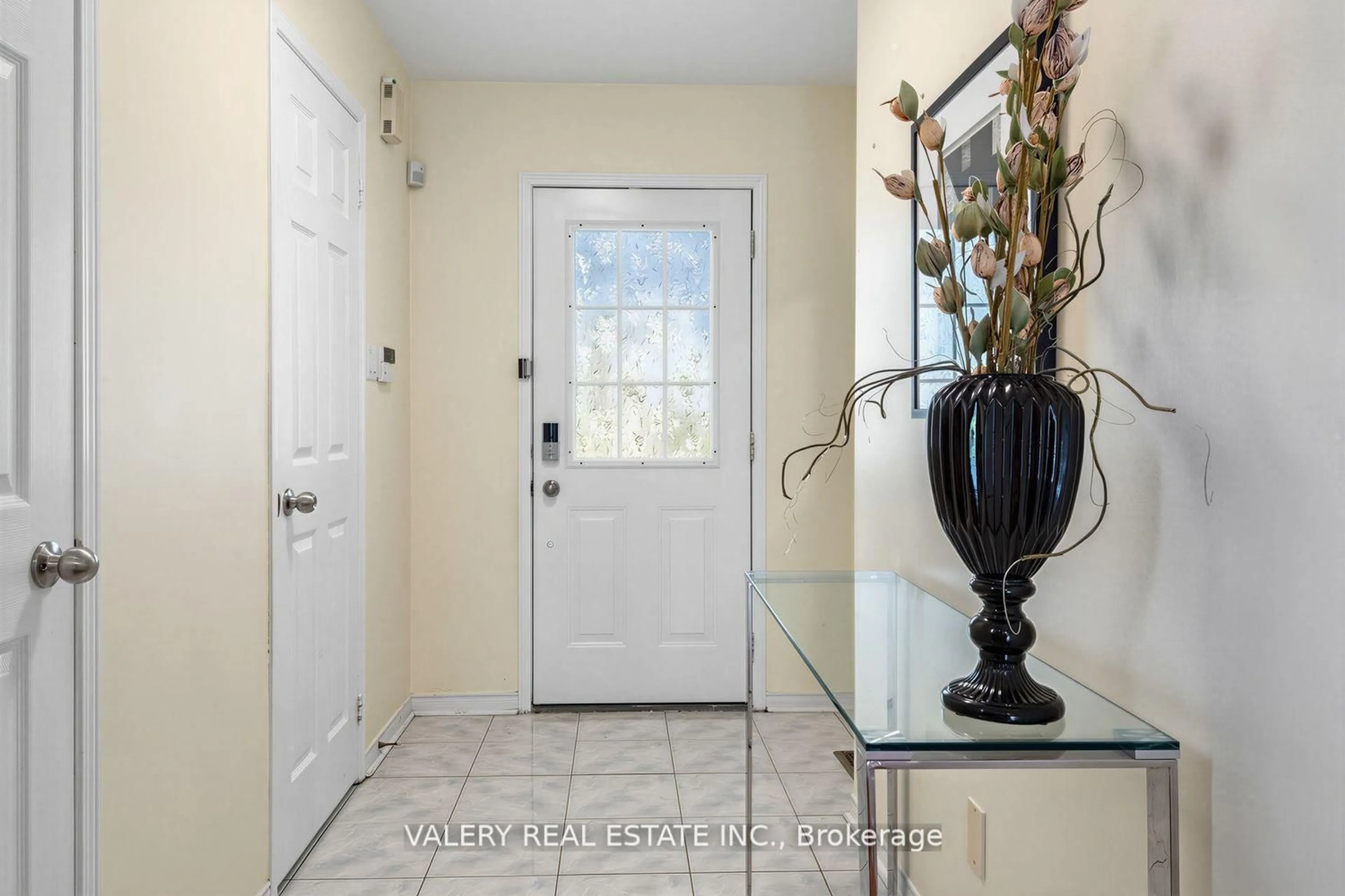 Indoor entryway for 511 Caboto Tr, Markham Ontario L3R 5S2