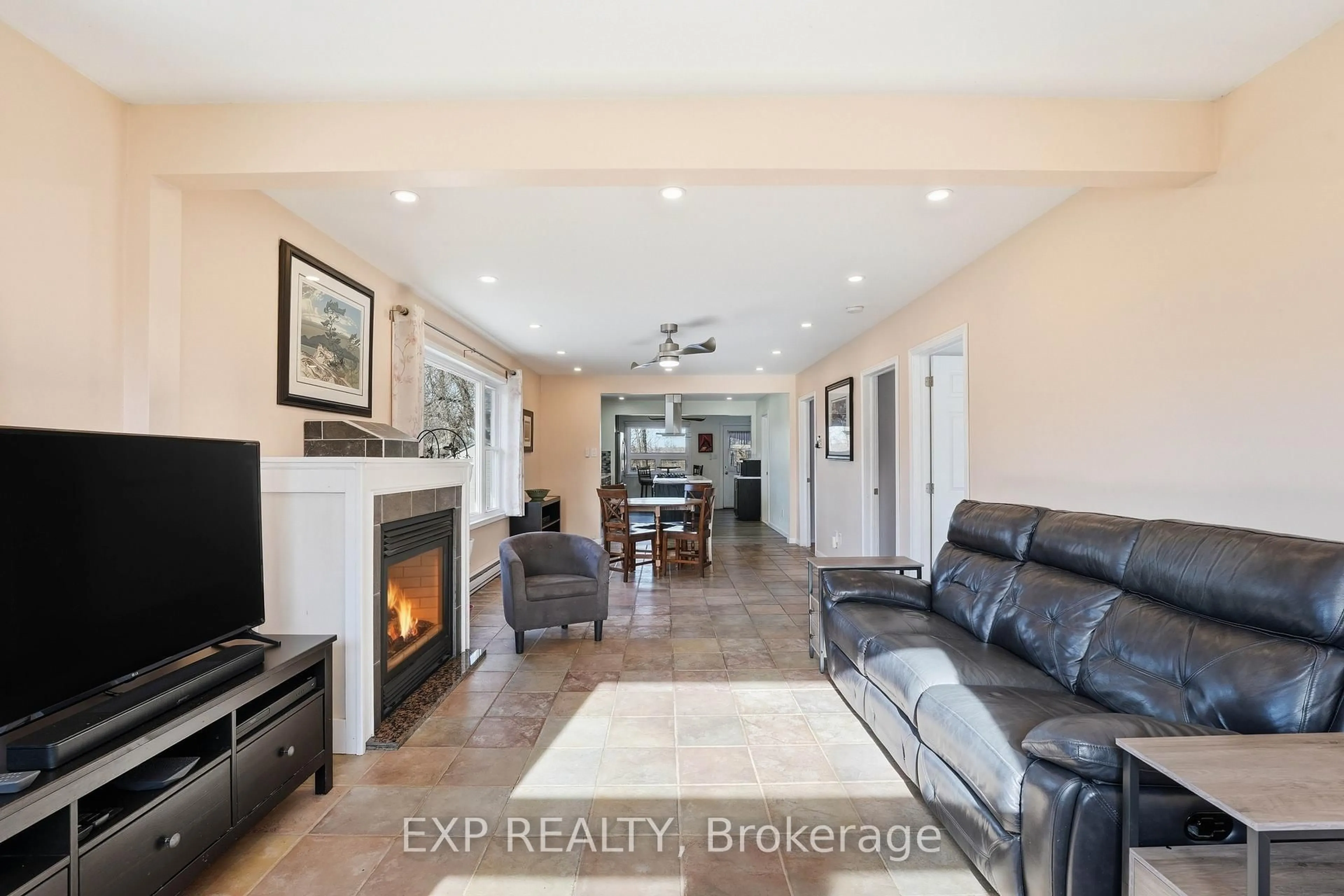Living room with furniture, ceramic/tile floor for 33 Isle Vista Dr, Georgina Ontario L0E 1N0