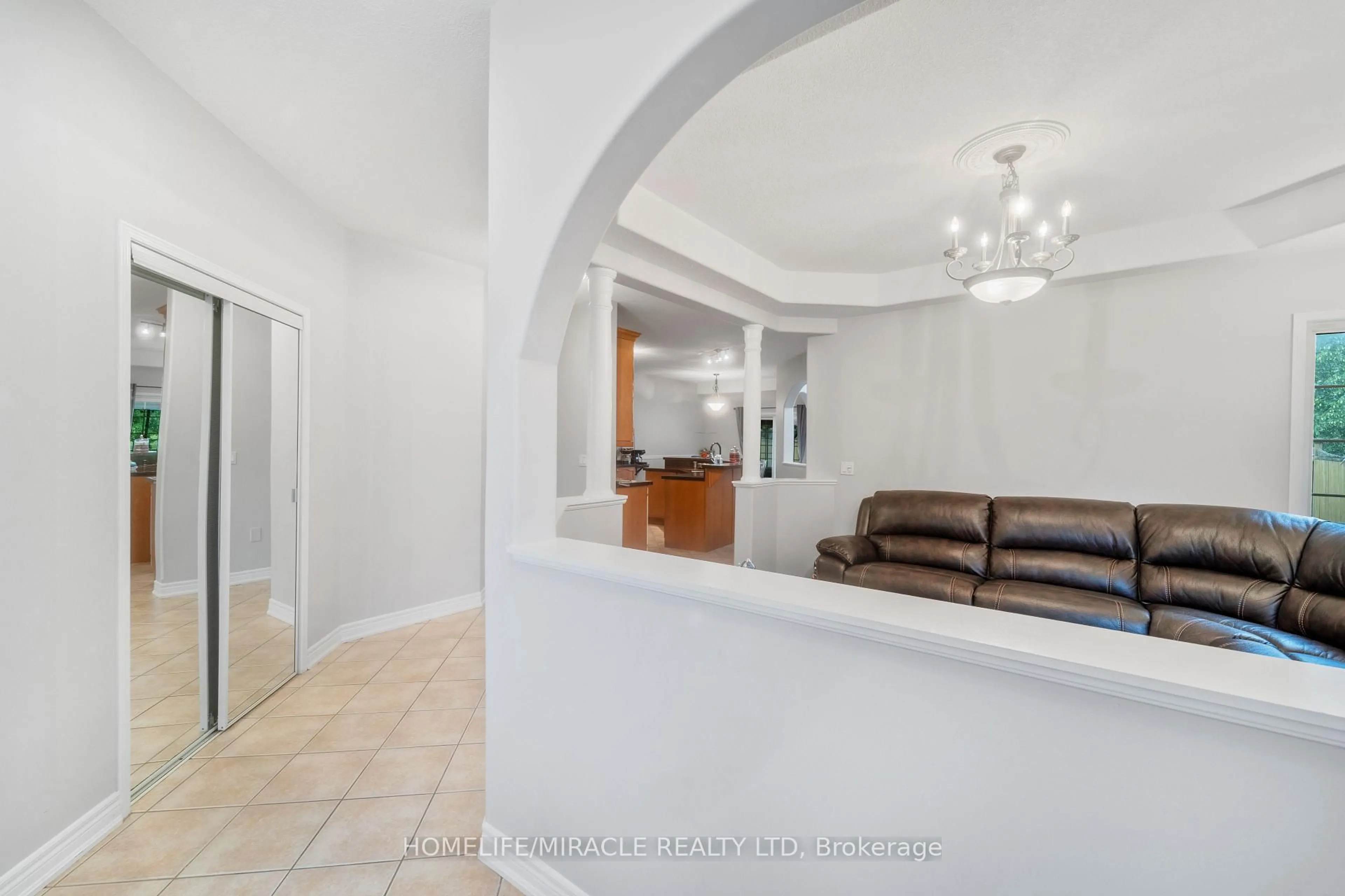 Indoor foyer for 1115 Muriel St, Innisfil Ontario L9S 4W5