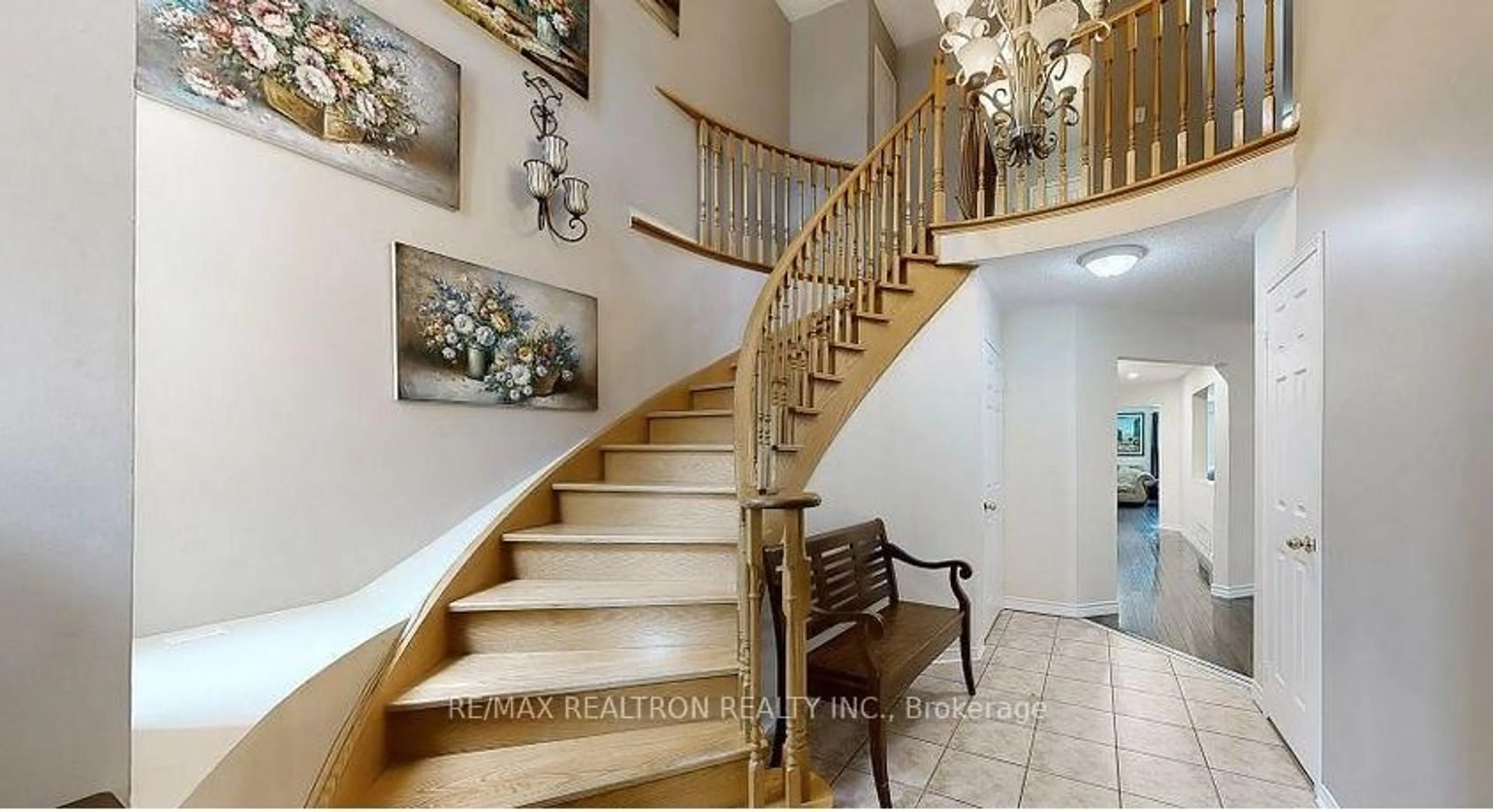 Indoor foyer for 215 Drummond Dr, Vaughan Ontario L6A 3C1