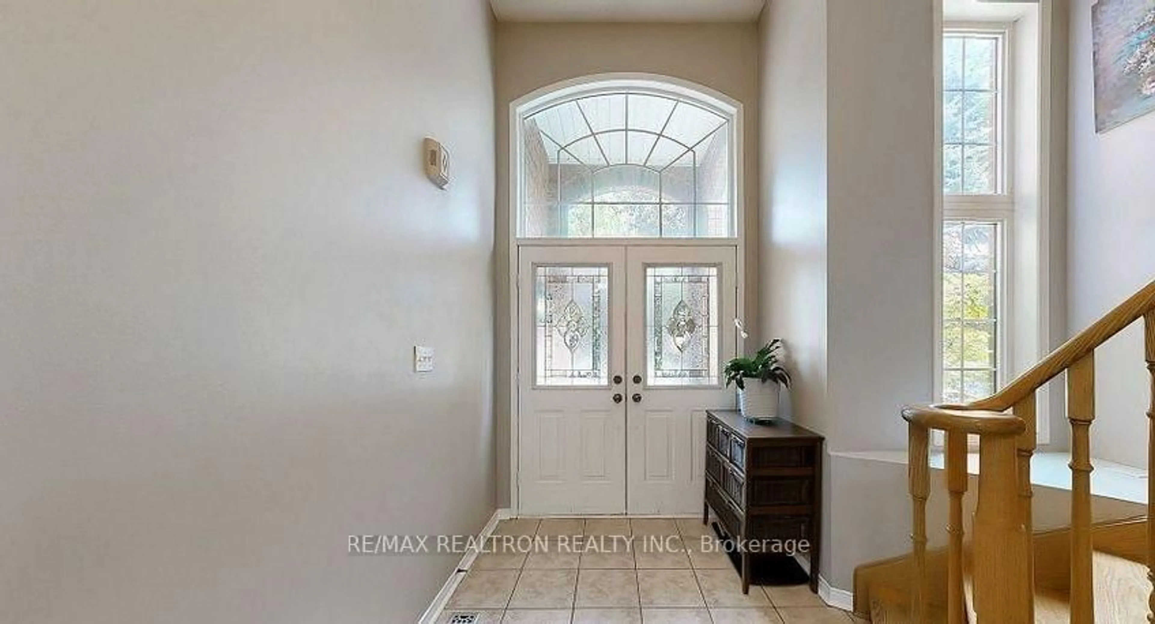 Indoor entryway for 215 Drummond Dr, Vaughan Ontario L6A 3C1