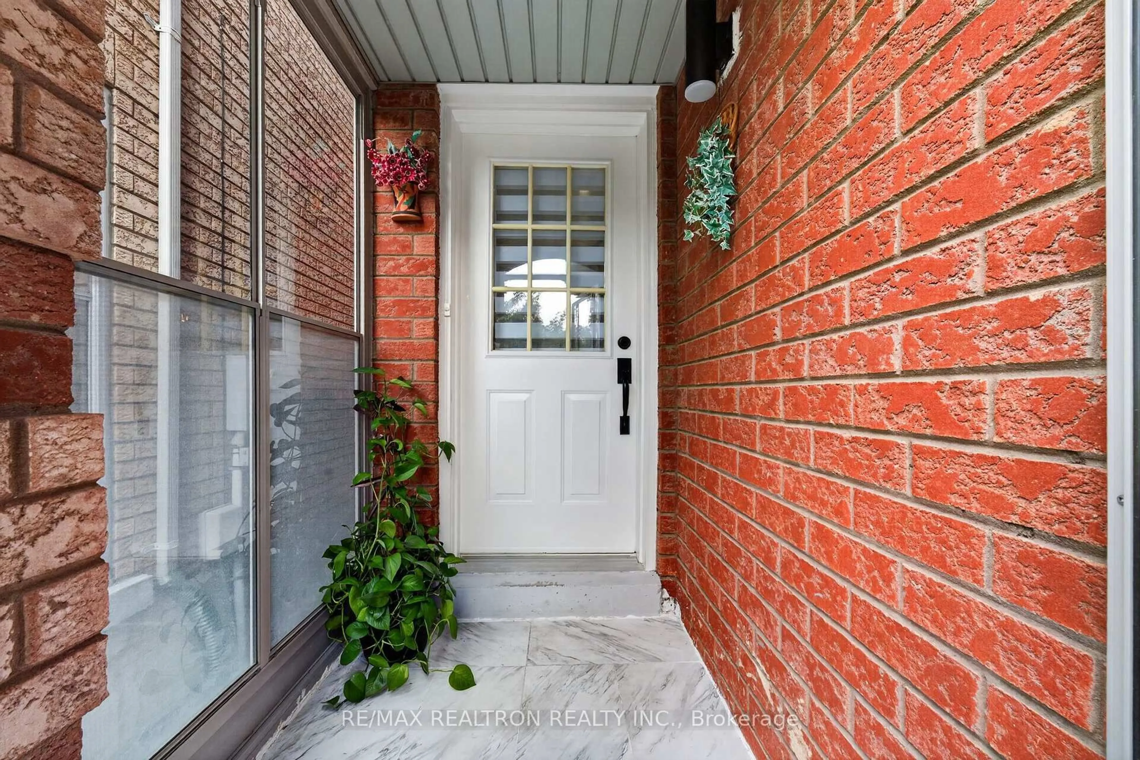 Indoor entryway for 47 Kruger Rd, Markham Ontario L3S 3Y8