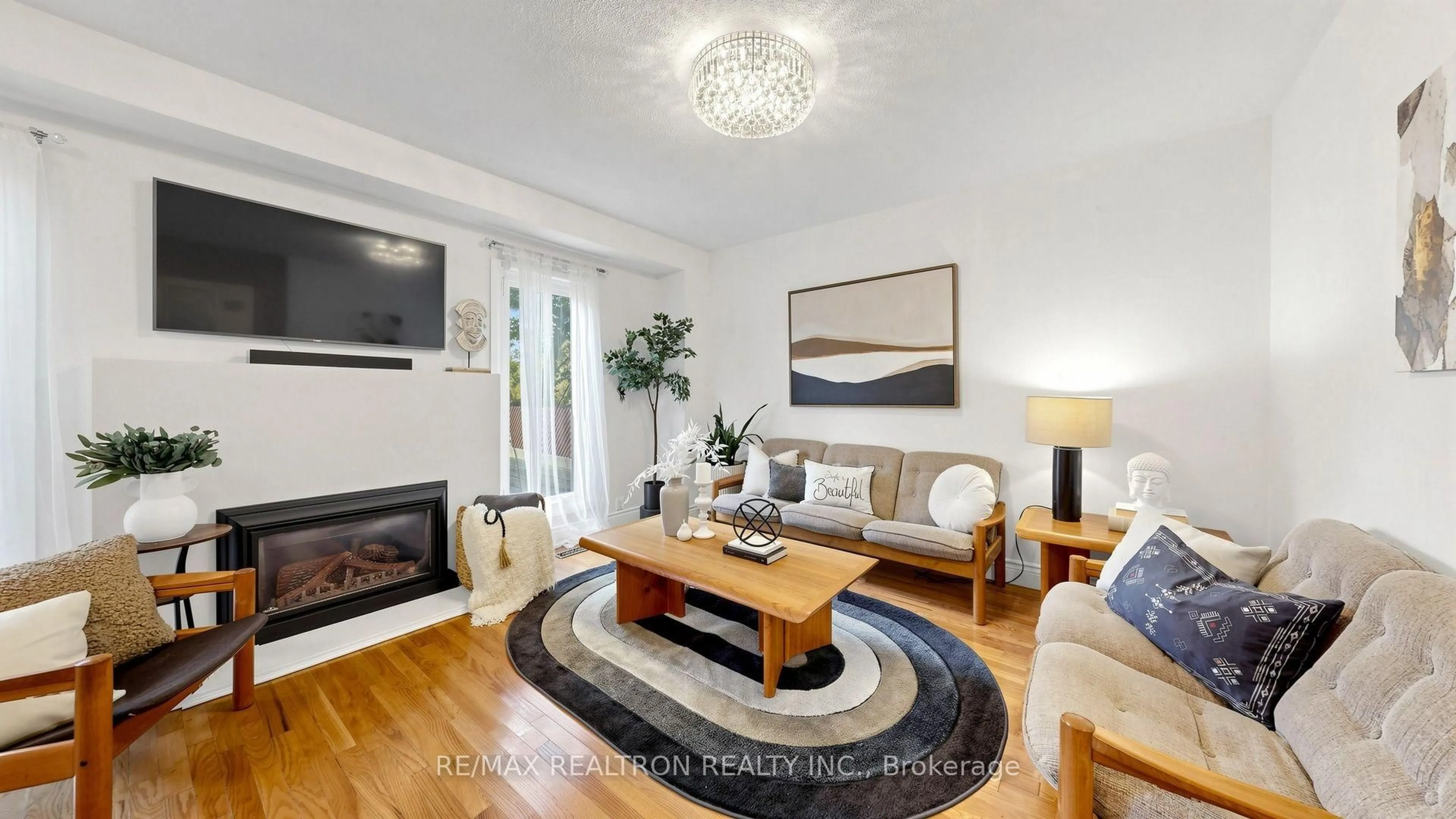 Living room with furniture, wood/laminate floor for 146 Cottonwood Crt, Markham Ontario L3T 5X1