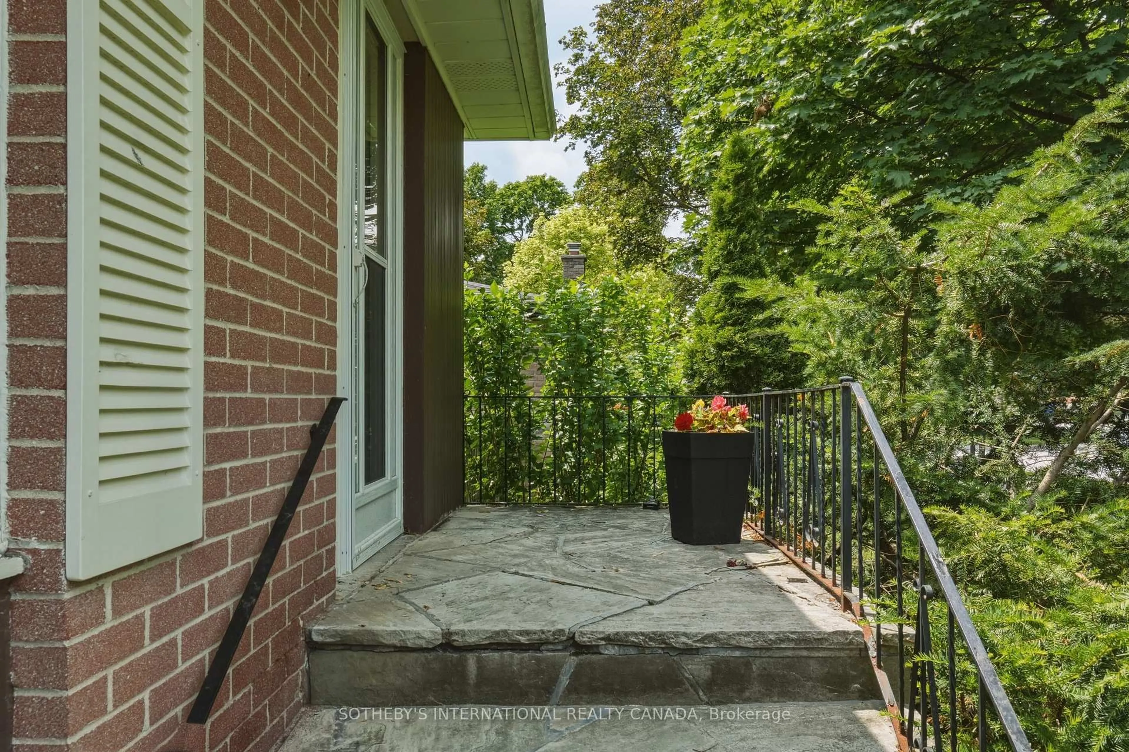 Patio, street for 596 Maystone Crt, Whitchurch-Stouffville Ontario L4A 1W6