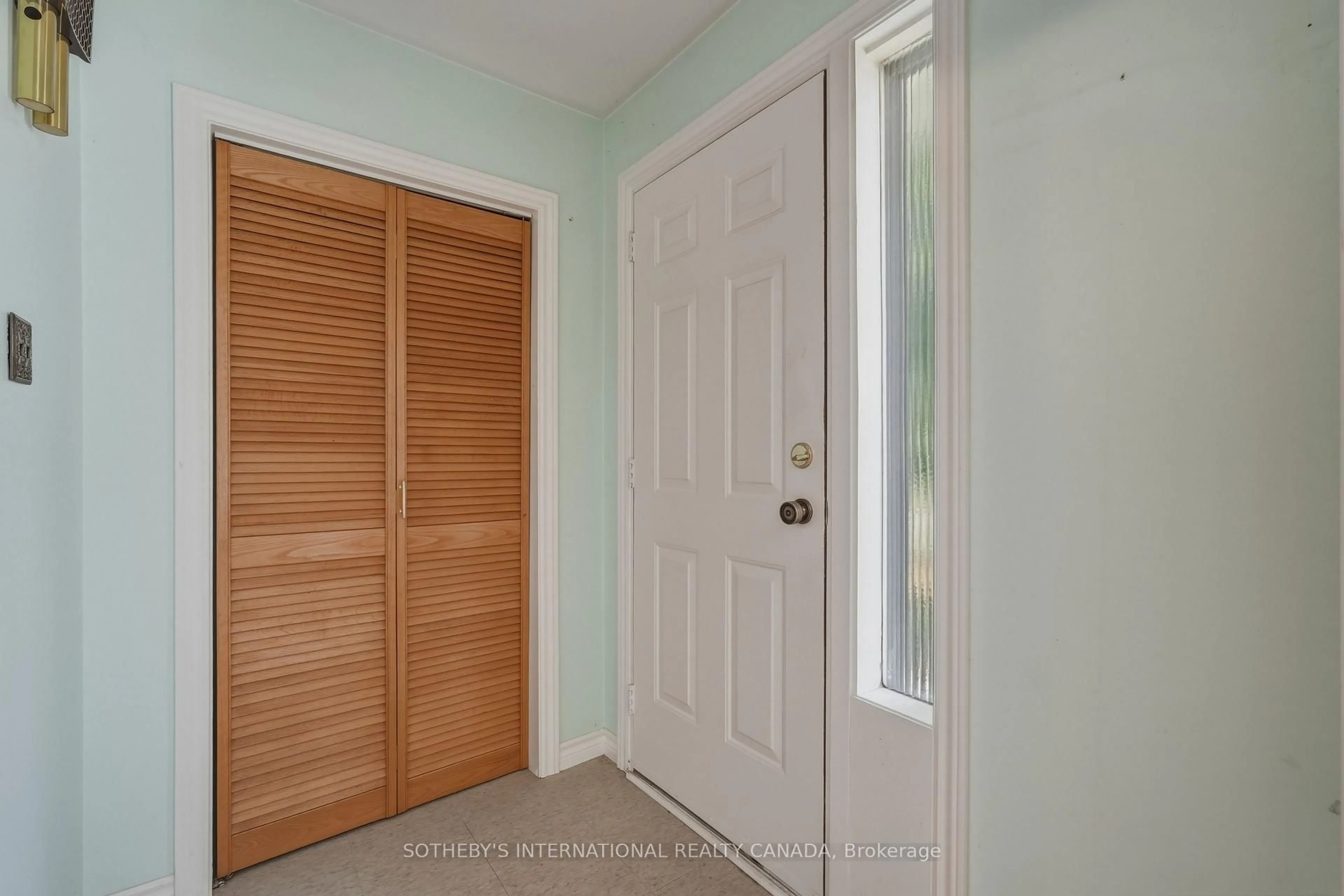 Indoor entryway for 596 Maystone Crt, Whitchurch-Stouffville Ontario L4A 1W6