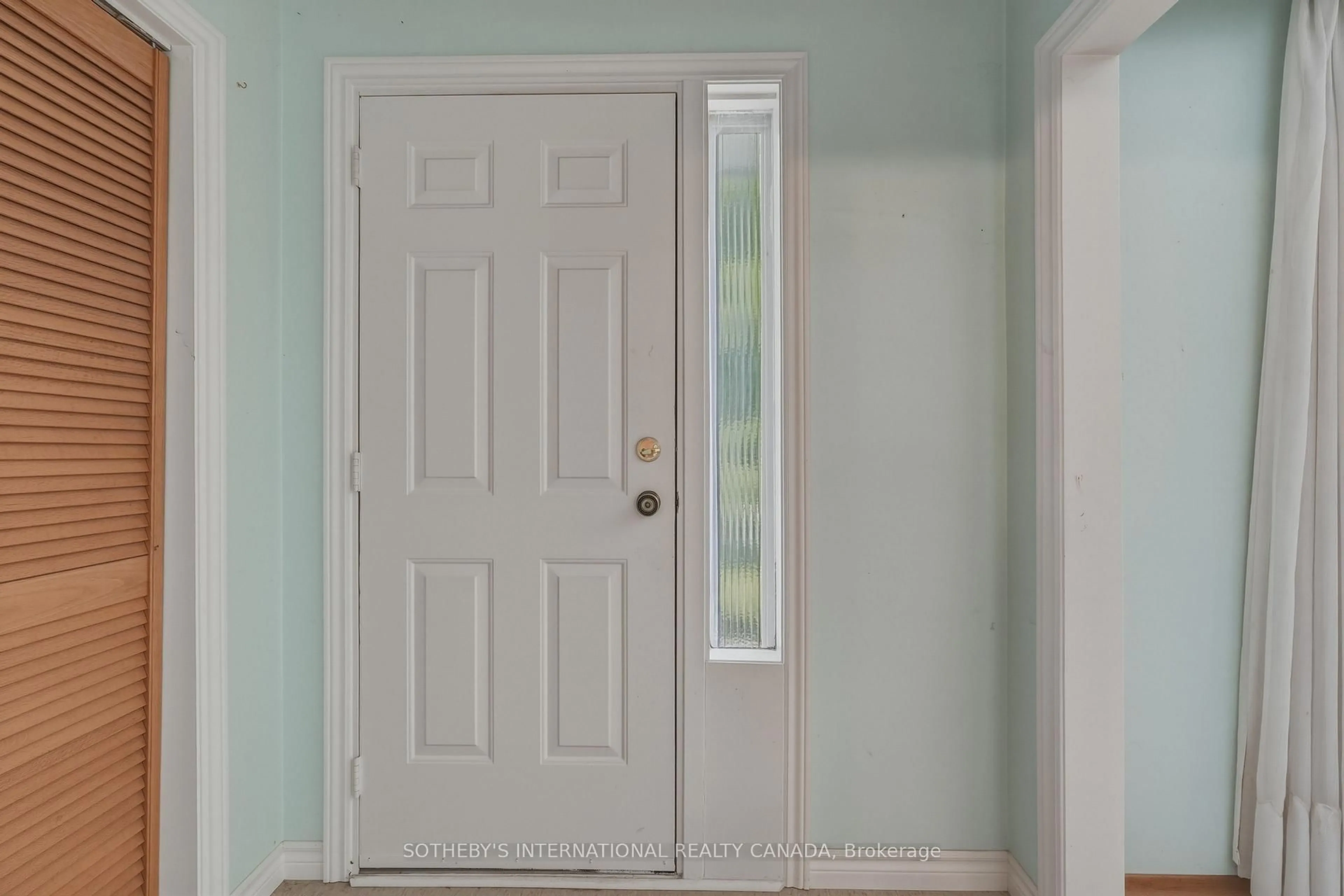 Indoor entryway for 596 Maystone Crt, Whitchurch-Stouffville Ontario L4A 1W6