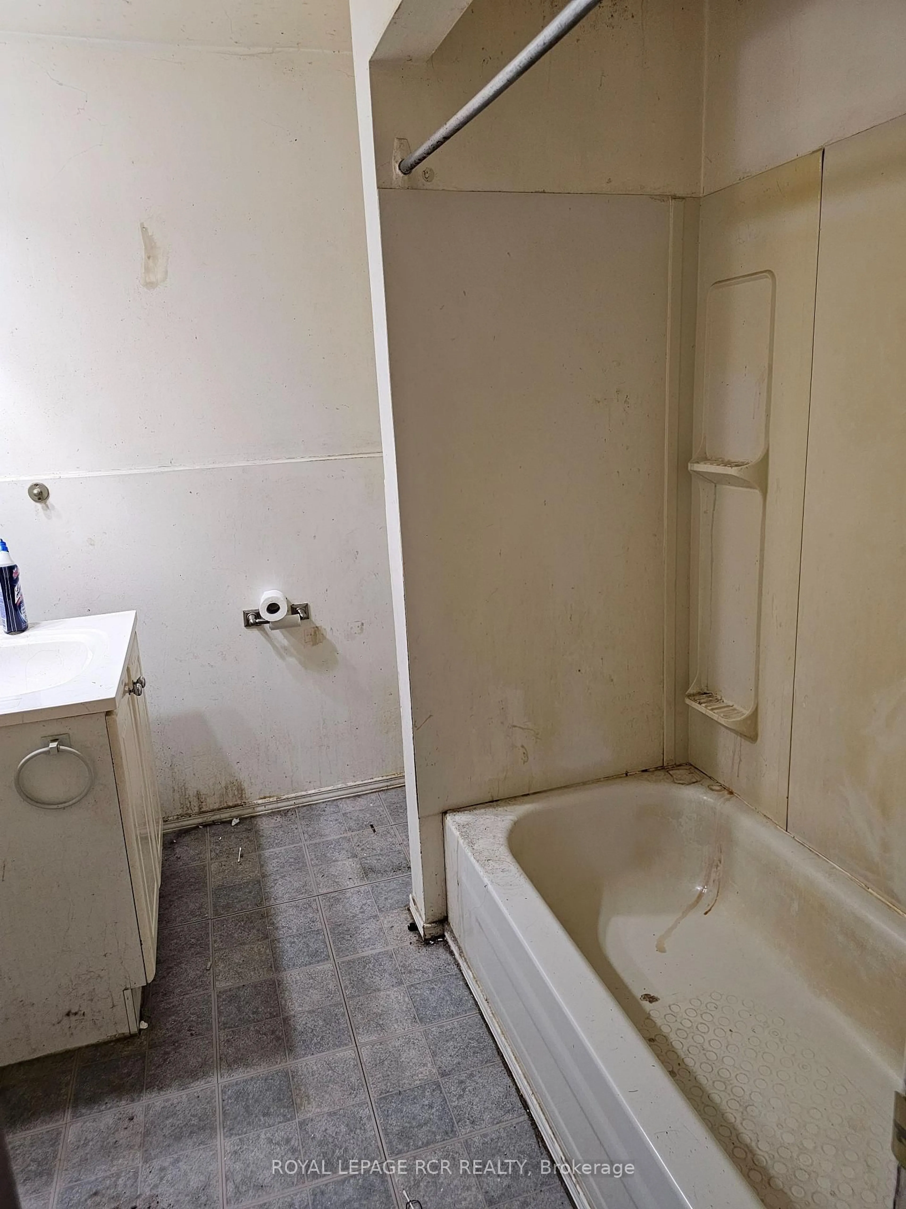 A pic of a room for 142 Cherrywood Dr, Newmarket Ontario L3Y 2X7