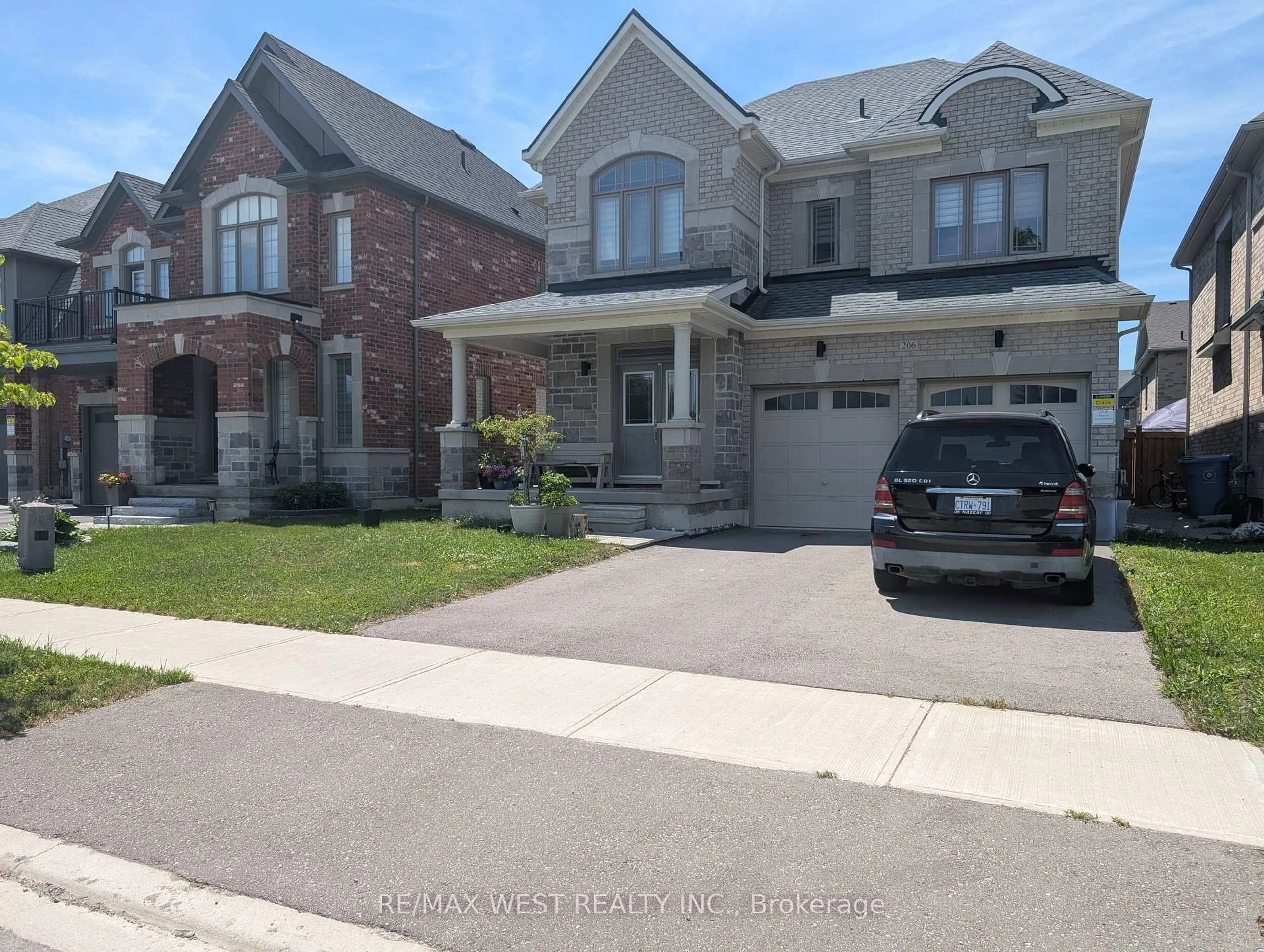 Home with brick exterior material, street for 206 Dog Wood Blvd, East Gwillimbury Ontario L9N 0X1