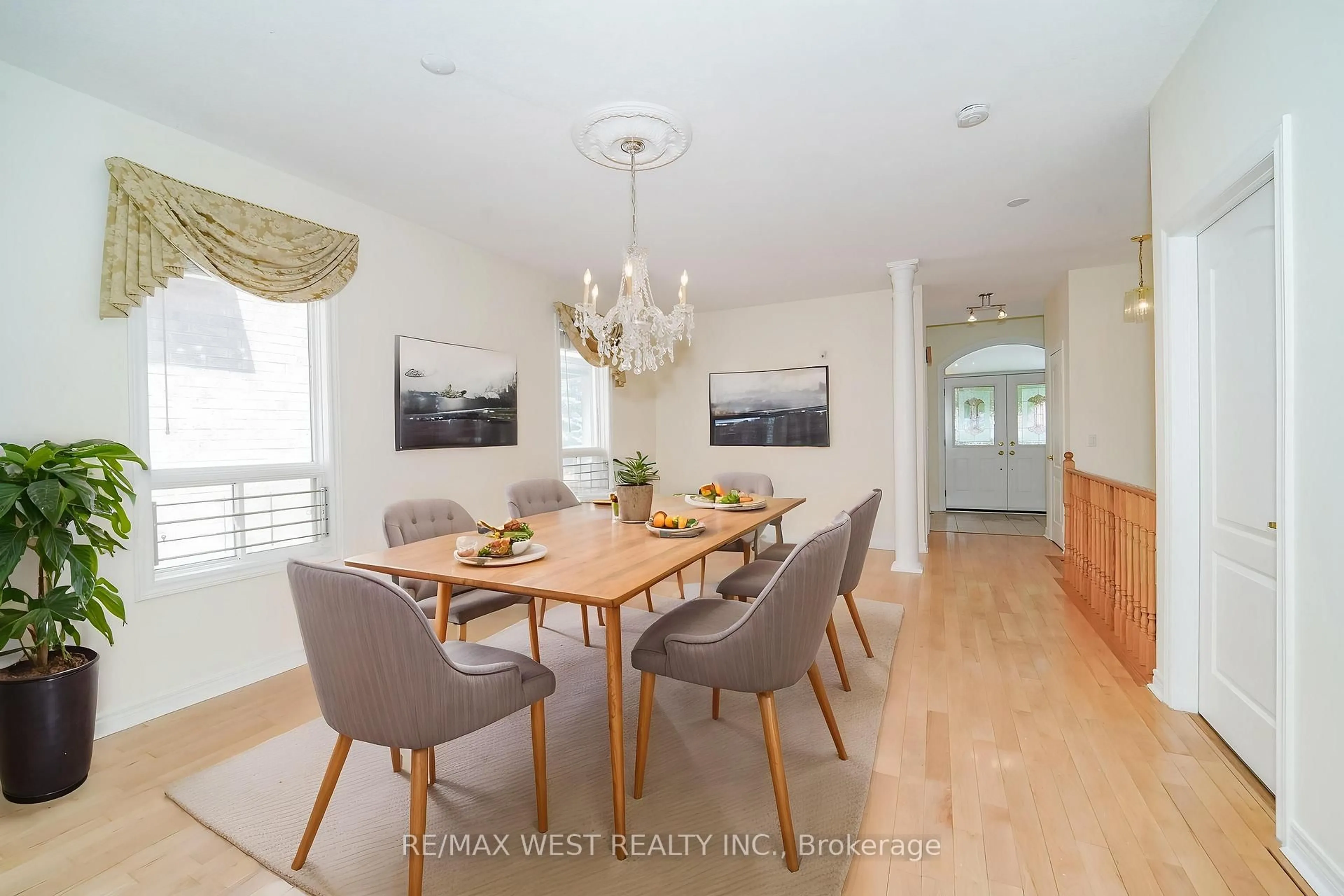 Dining room, wood/laminate floor for 21 Mira Vista Pl, Vaughan Ontario L4H 1K9
