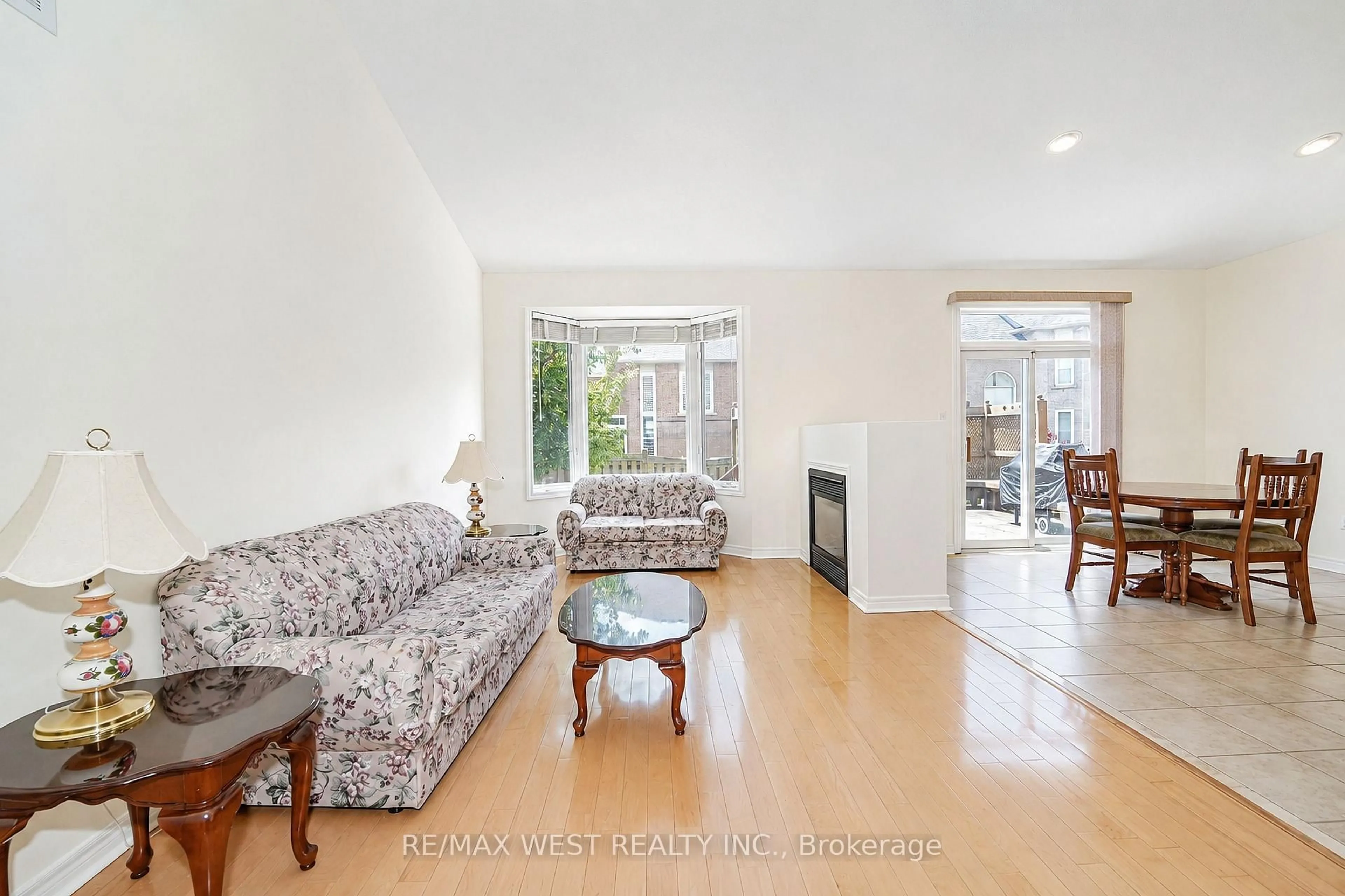 Living room with furniture, unknown for 21 Mira Vista Pl, Vaughan Ontario L4H 1K9