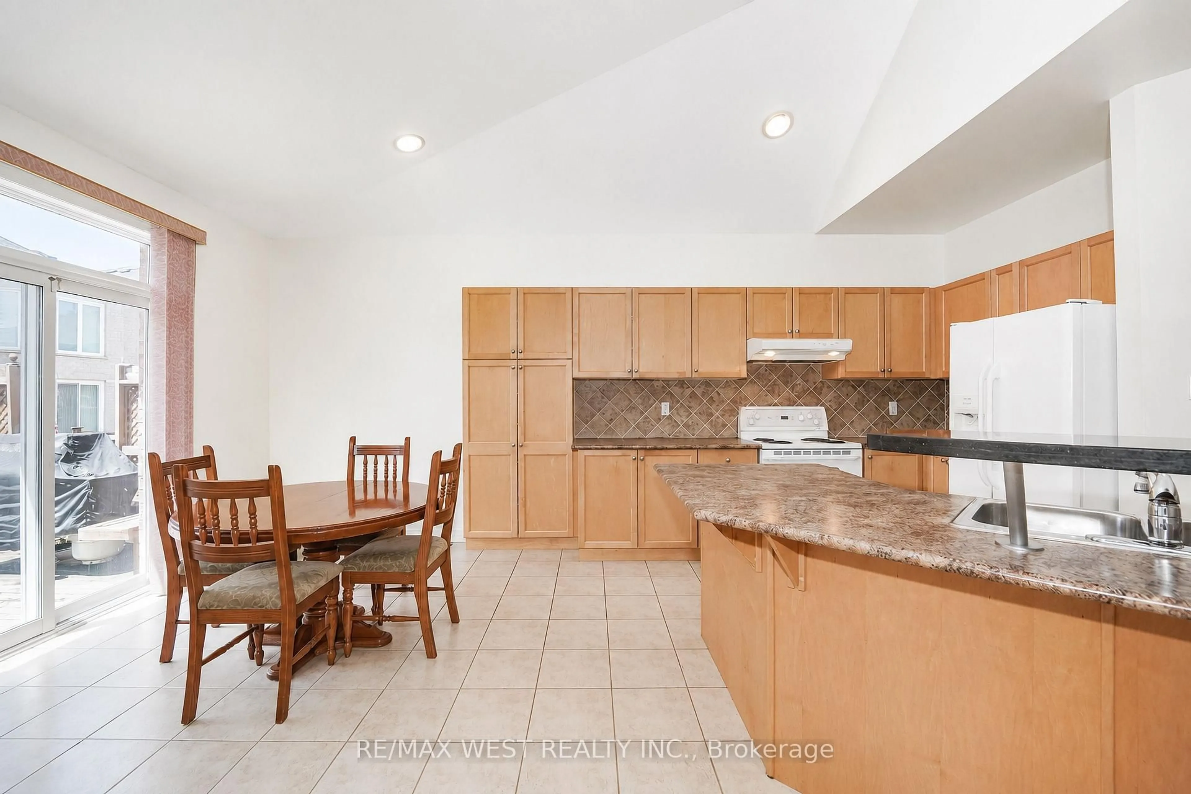 Standard kitchen, ceramic/tile floor for 21 Mira Vista Pl, Vaughan Ontario L4H 1K9