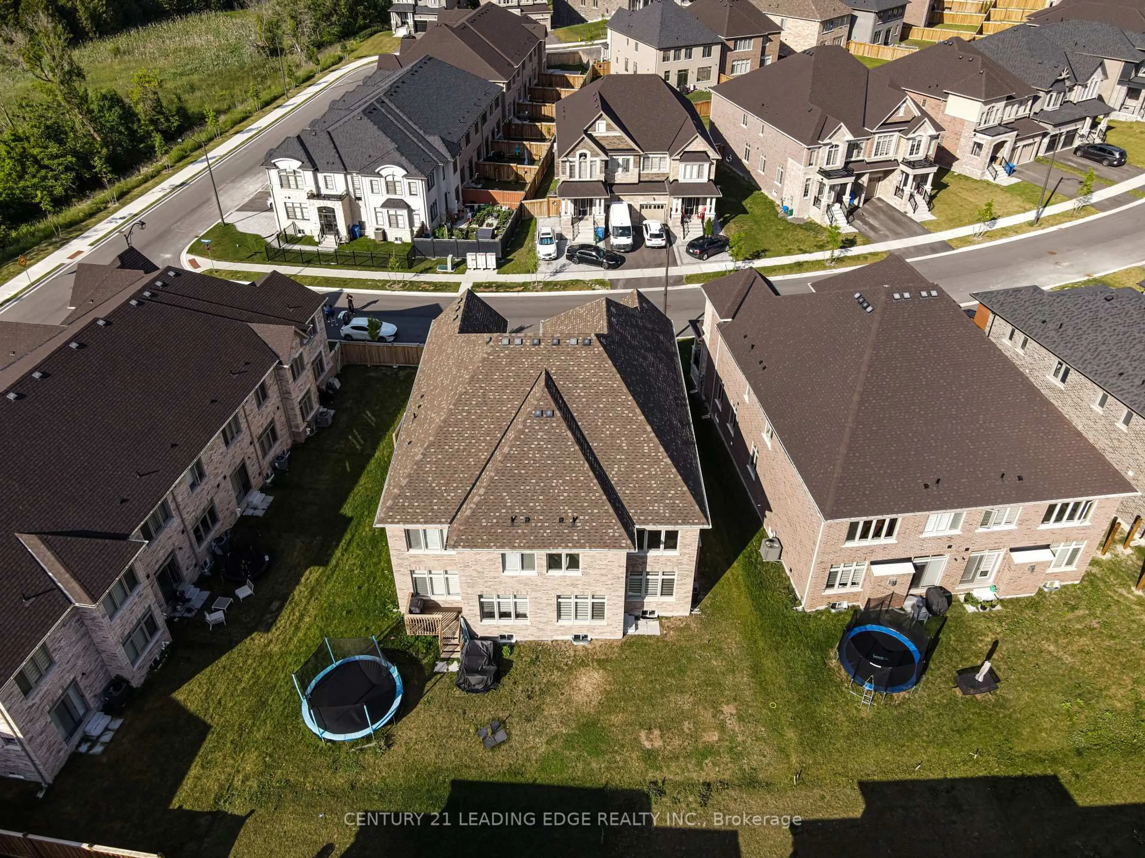 A pic from outside/outdoor area/front of a property/back of a property/a pic from drone, street for 103 KENTLEDGE Ave, East Gwillimbury Ontario L9N 1E3
