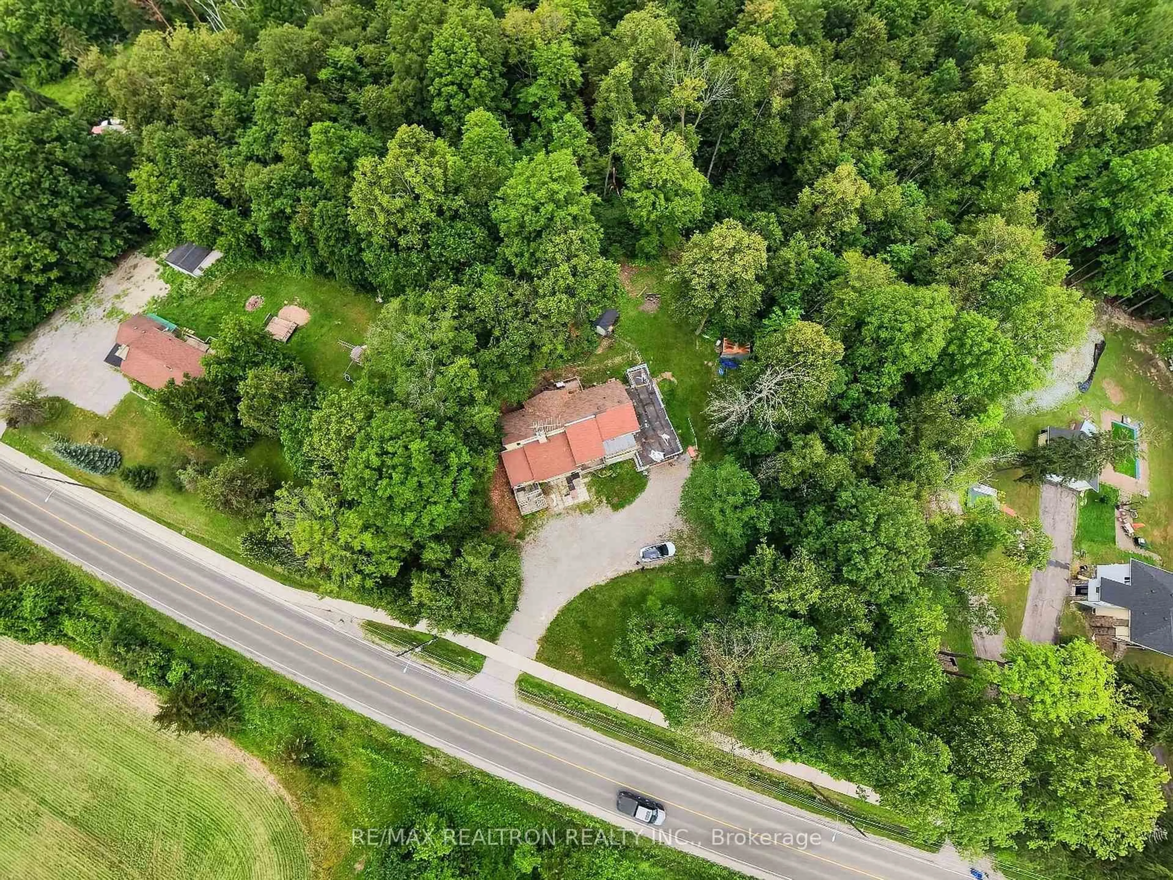 A pic from outside/outdoor area/front of a property/back of a property/a pic from drone, unknown for 110 Glenwoods Ave, Georgina Ontario L4P 3E9