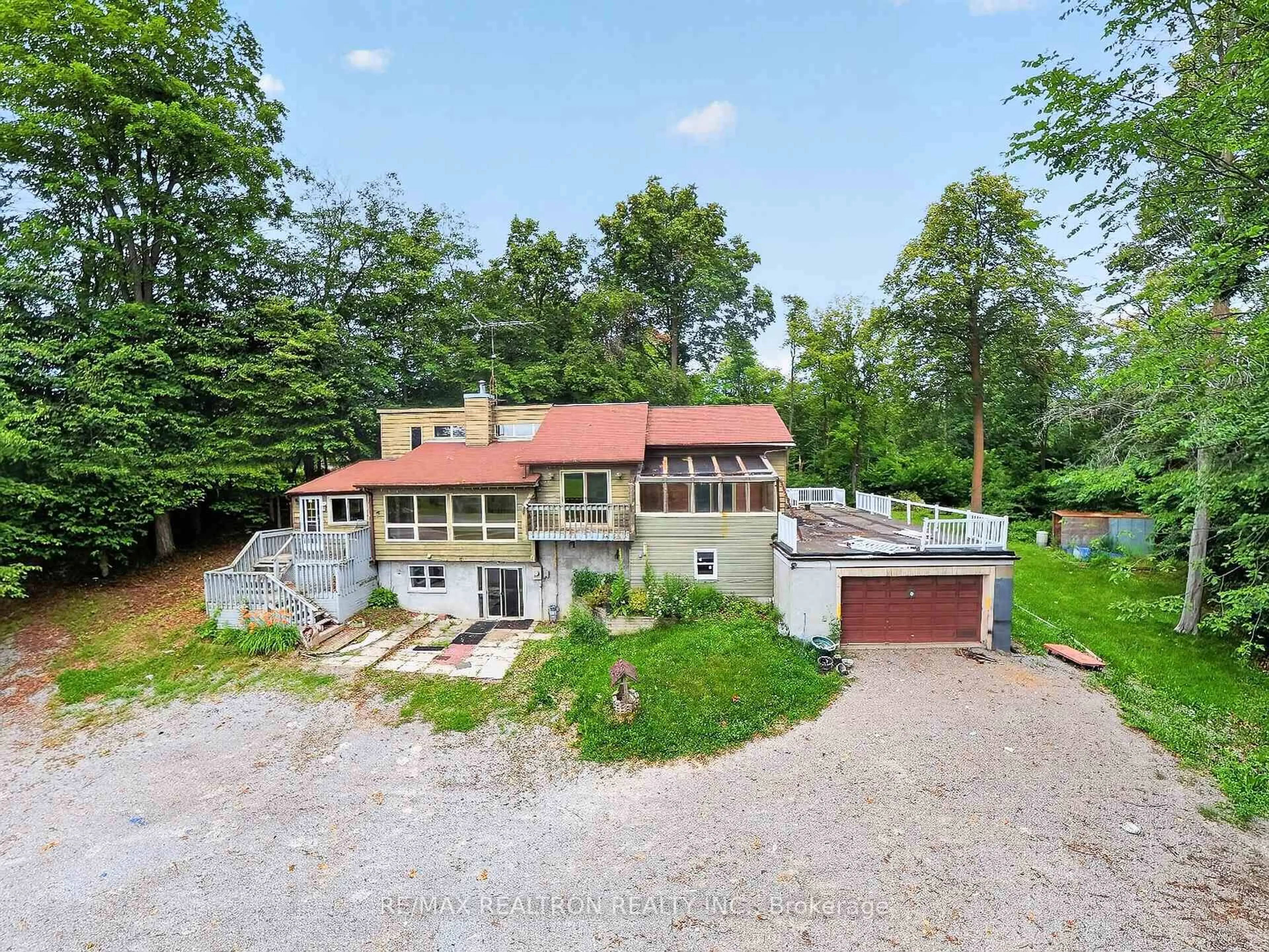 A pic from outside/outdoor area/front of a property/back of a property/a pic from drone, unknown for 110 Glenwoods Ave, Georgina Ontario L4P 3E9