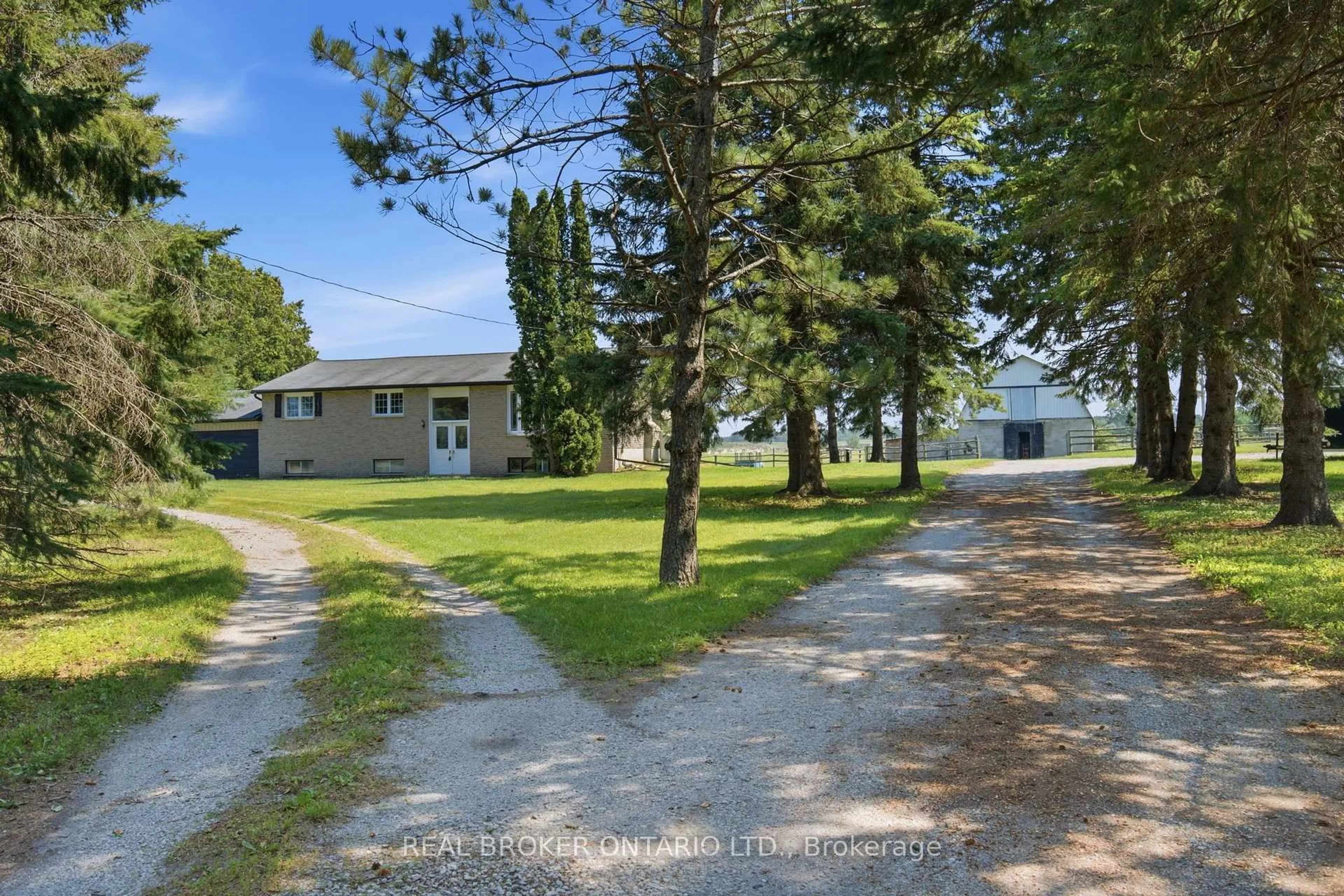 A pic from outside/outdoor area/front of a property/back of a property/a pic from drone, street for 785 Reid Rd, Uxbridge Ontario L9P 1R4