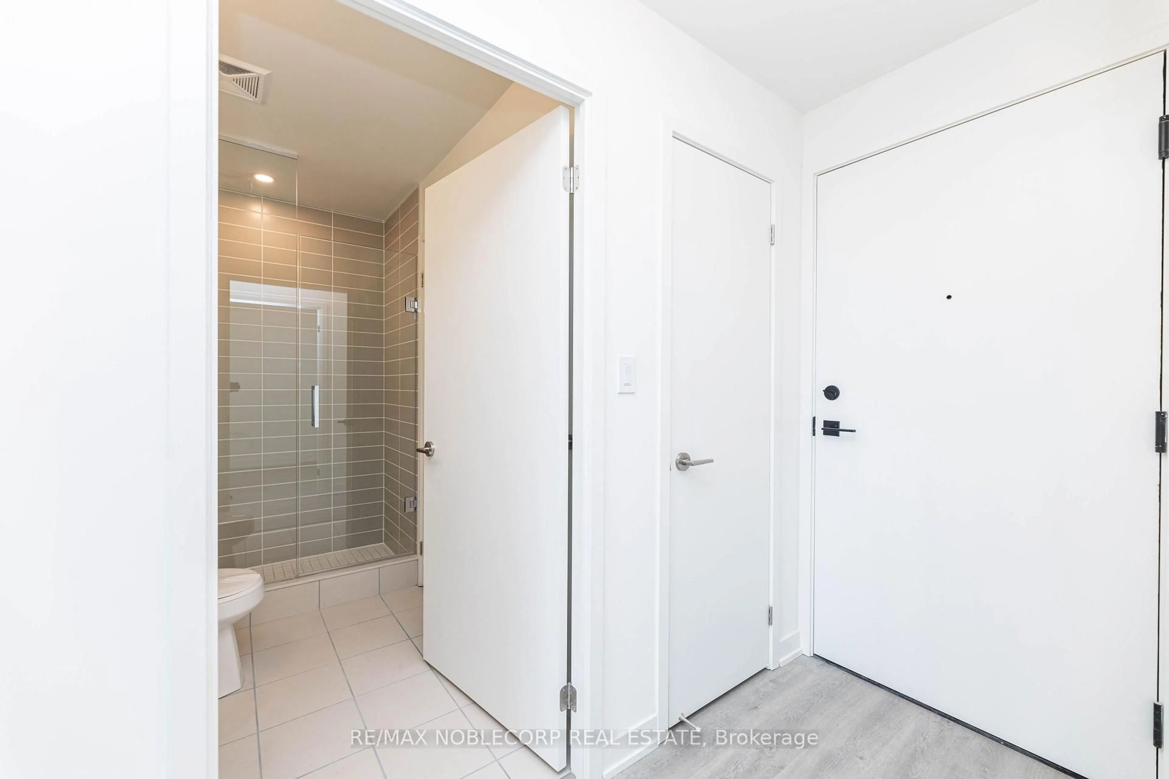 Indoor entryway for 292 Verdale Crossing #805B, Markham Ontario L6G 0G6