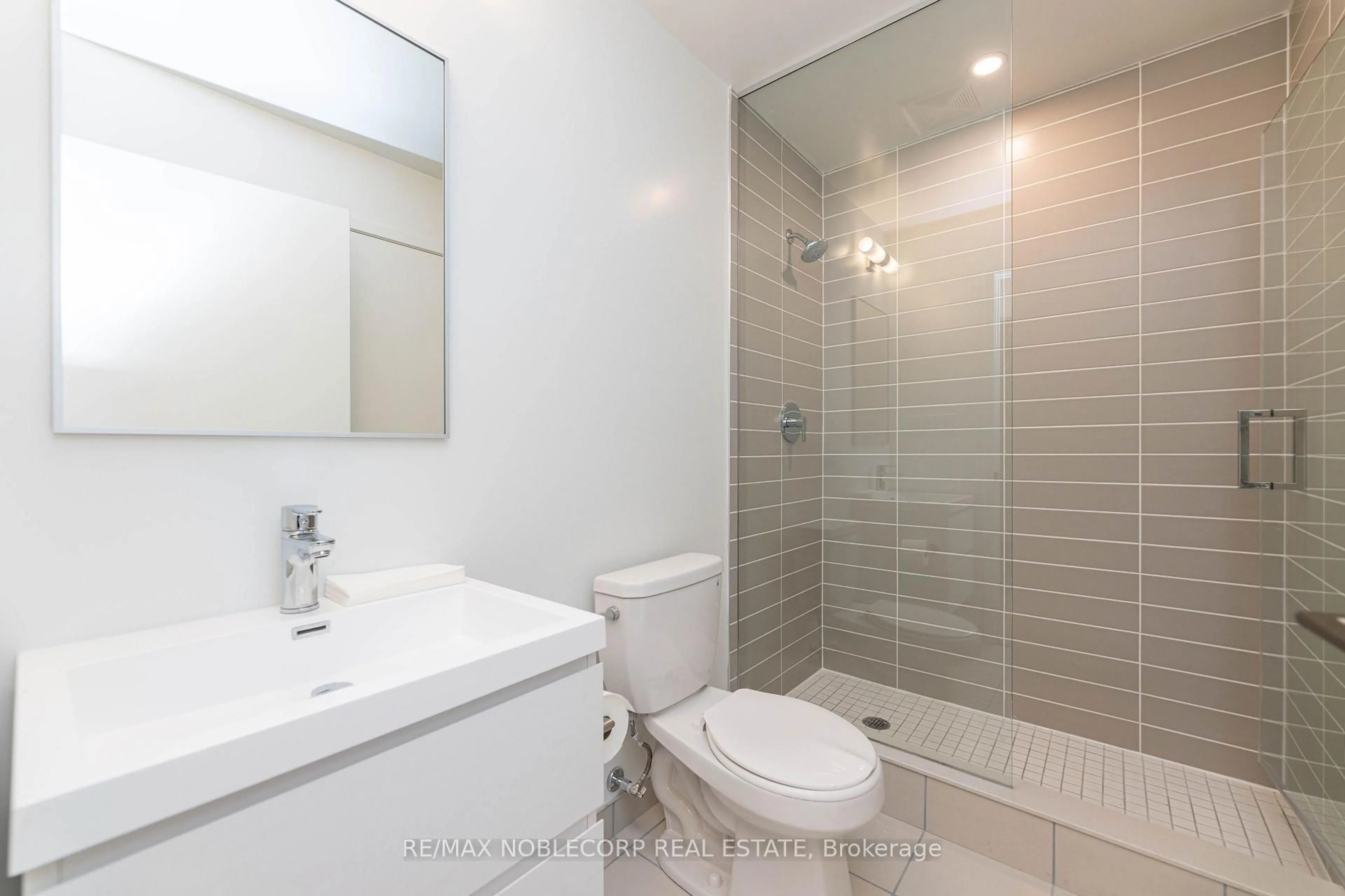 Standard bathroom, ceramic/tile floor for 292 Verdale Crossing #805B, Markham Ontario L6G 0G6