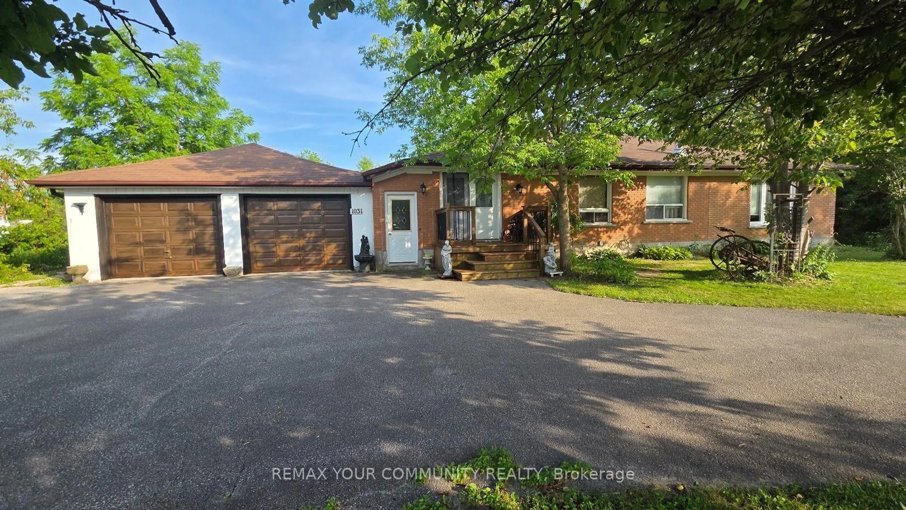 A pic from outside/outdoor area/front of a property/back of a property/a pic from drone, street for 1031 Metro Rd, Georgina Ontario L4P 3E9