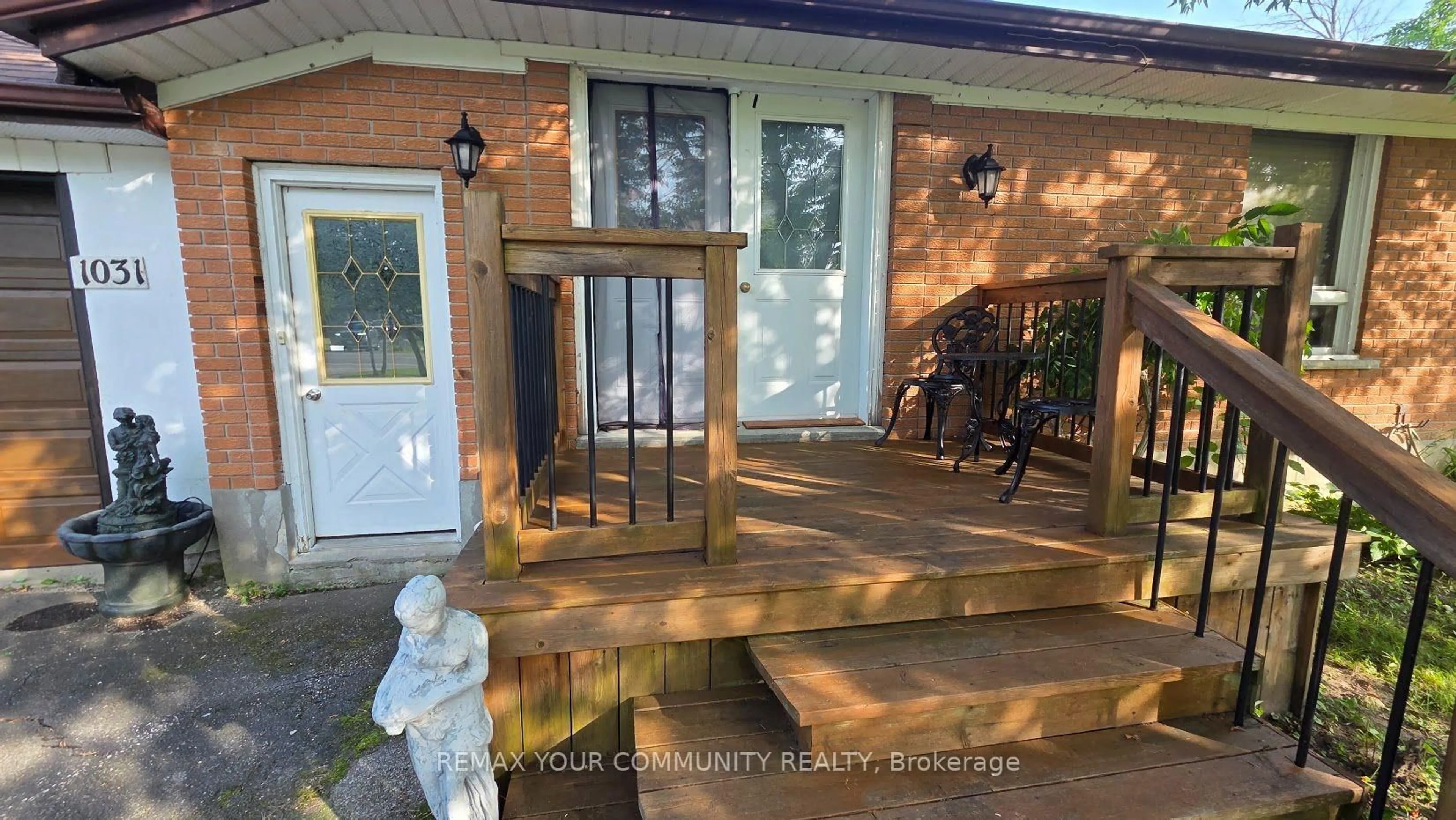 Indoor entryway for 1031 Metro Rd, Georgina Ontario L4P 3E9
