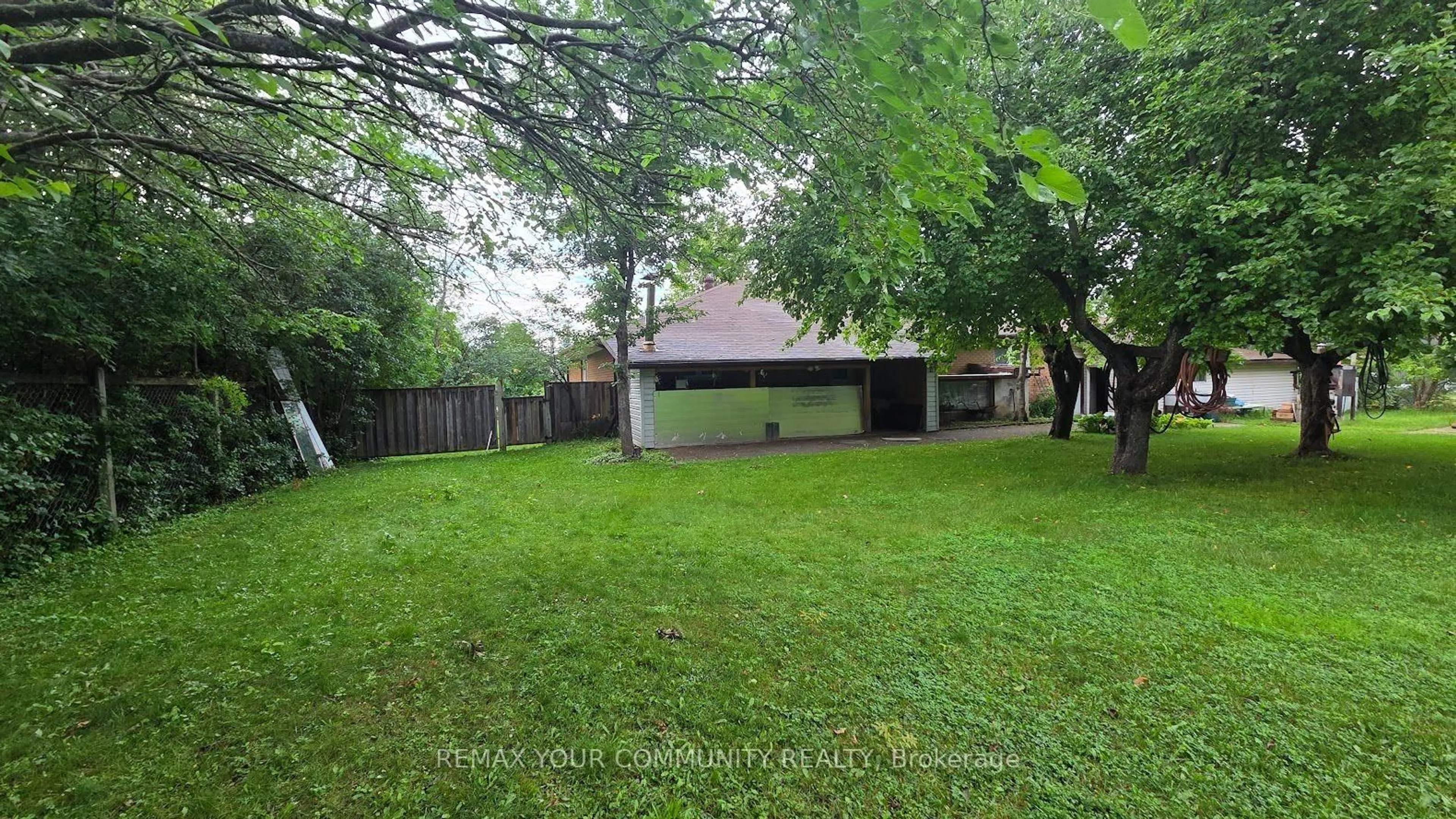 A pic from outside/outdoor area/front of a property/back of a property/a pic from drone, street for 1031 Metro Rd, Georgina Ontario L4P 3E9