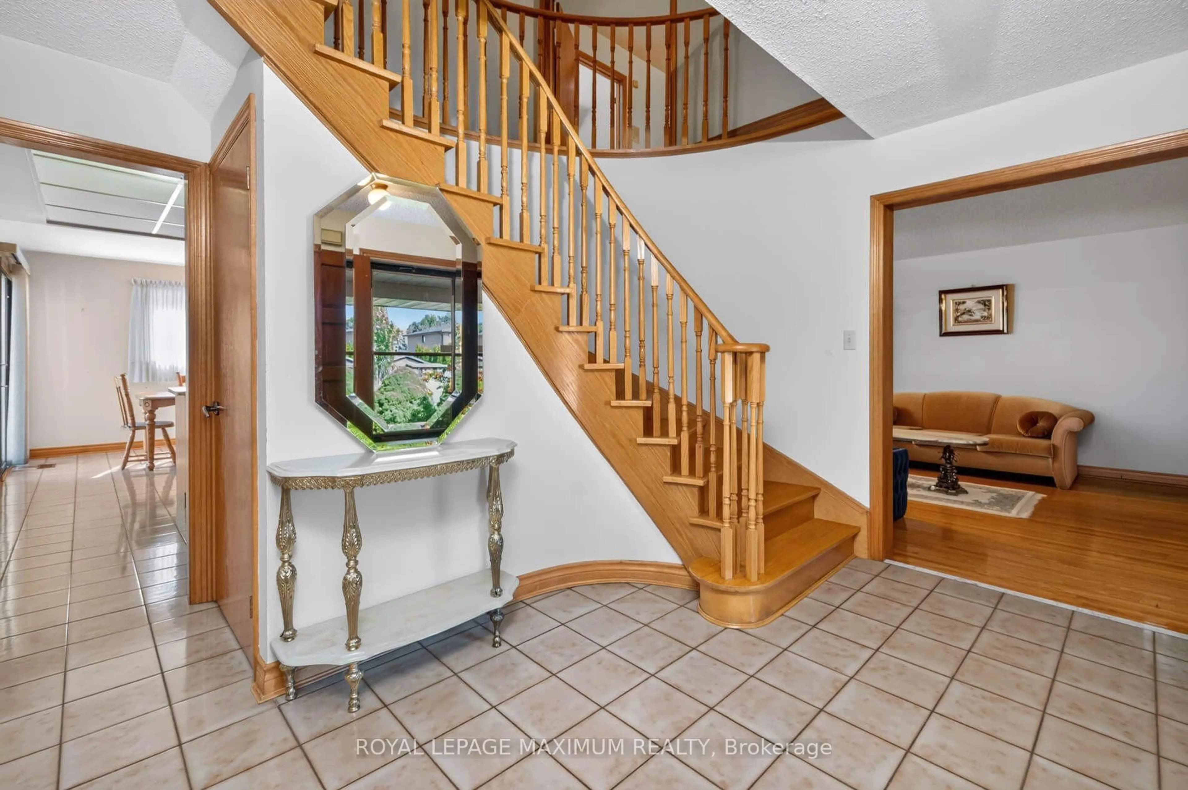 Indoor foyer for 162 Wigwoss Dr, Vaughan Ontario L4L 2R2