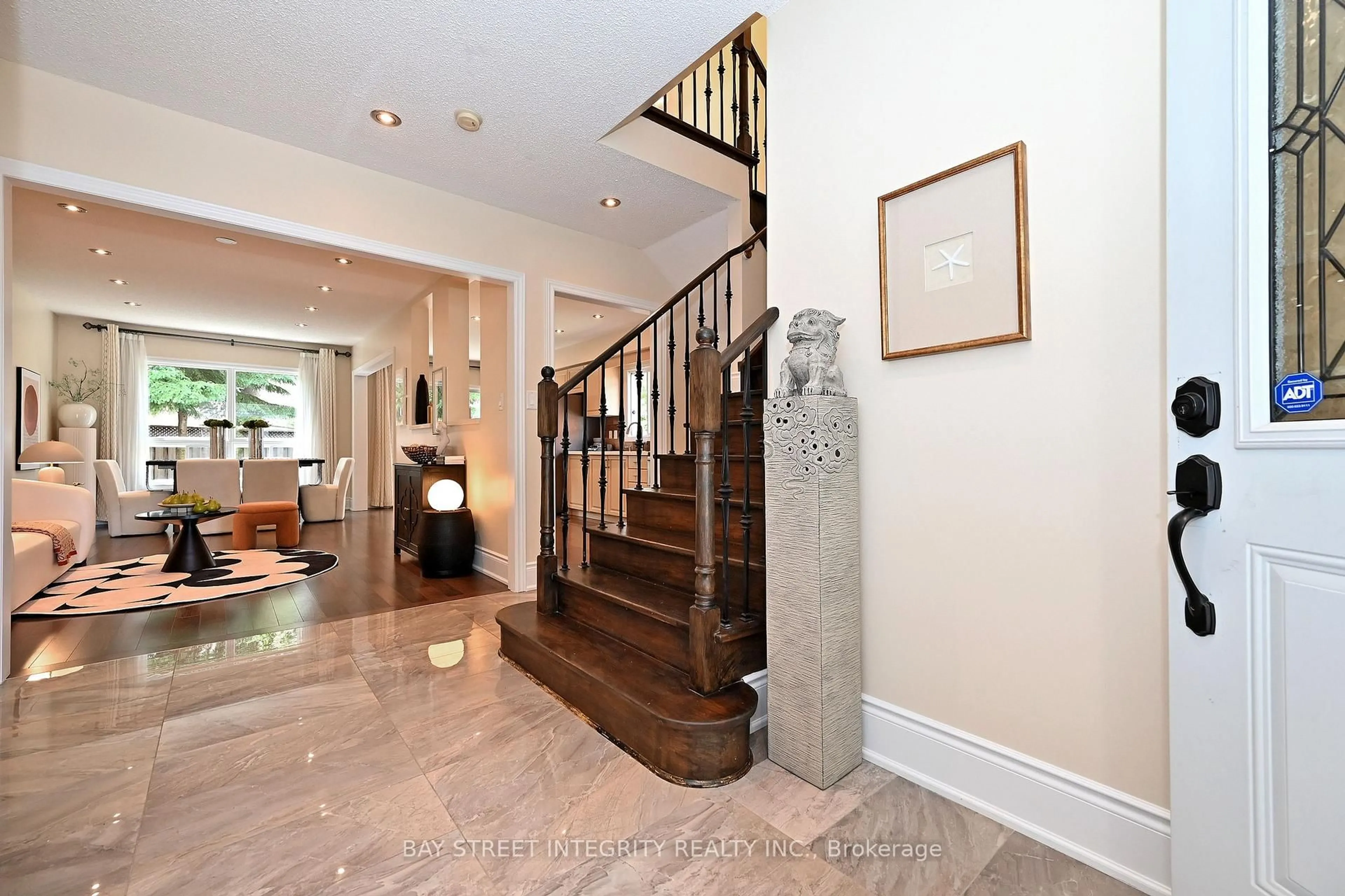 Indoor foyer for 95 Alpine Cres, Richmond Hill Ontario L4S 1V9