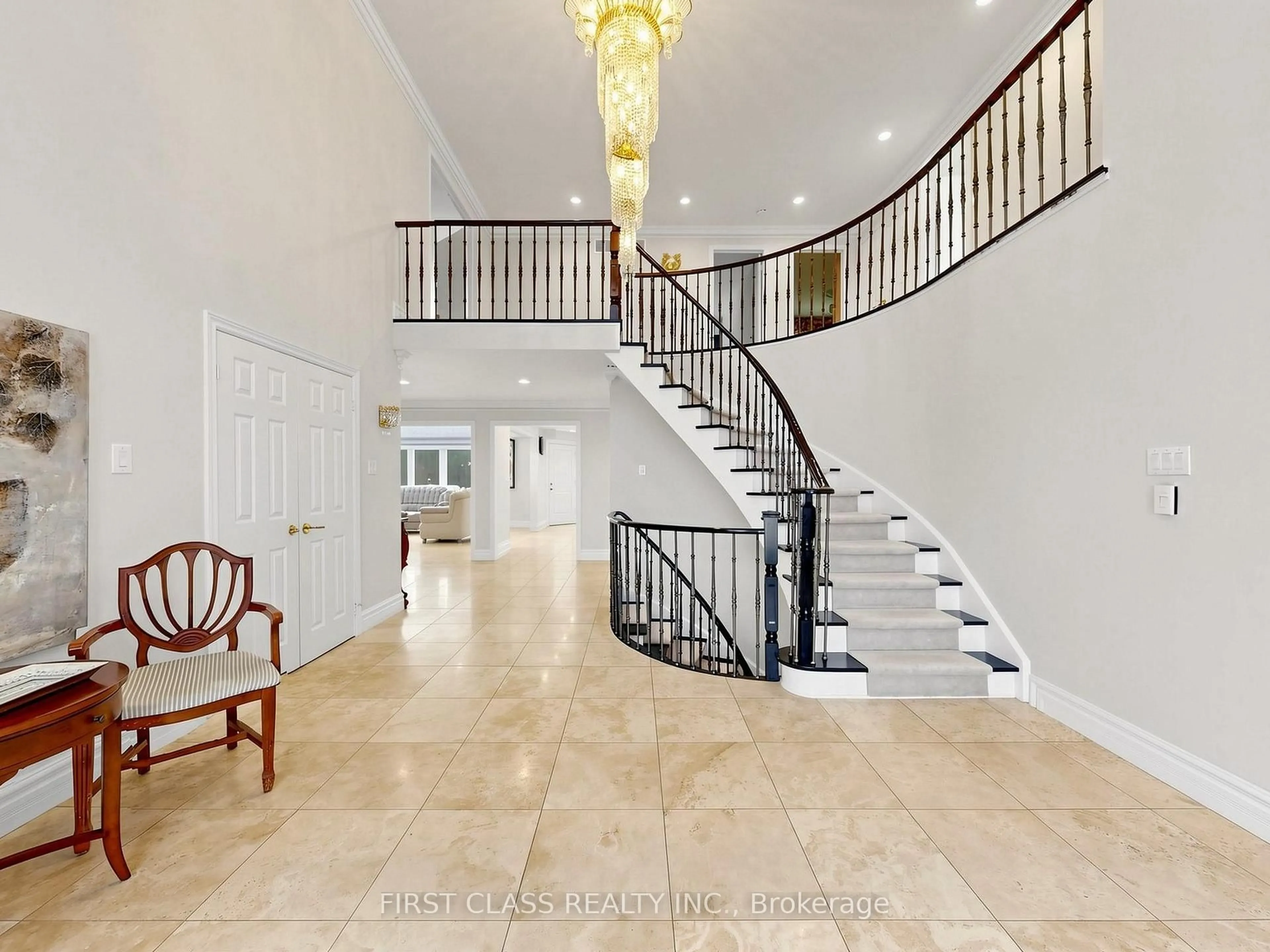 Indoor foyer for 9 Westpoint Crt, Richmond Hill Ontario L4B 2V6