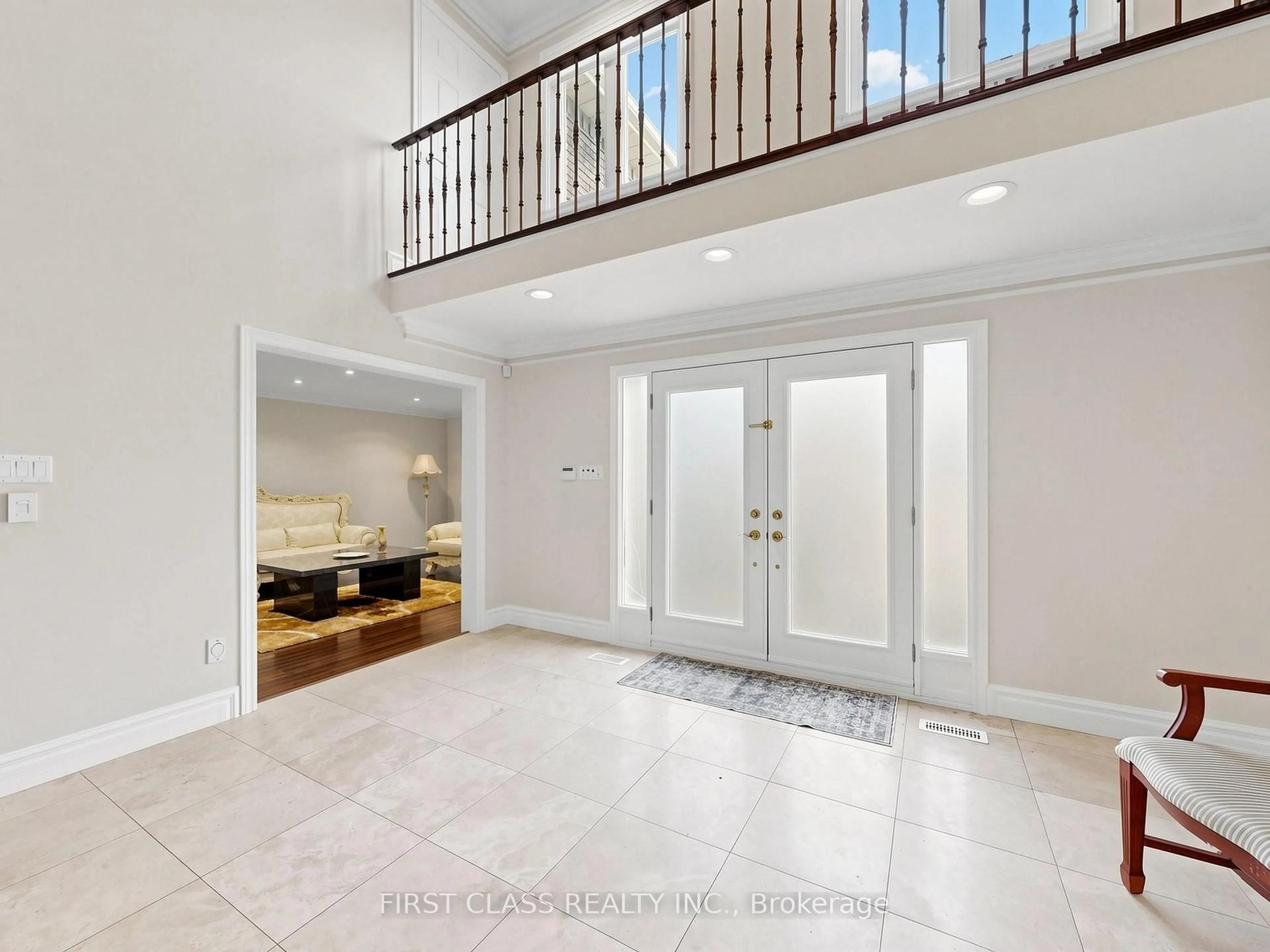 Indoor entryway for 9 Westpoint Crt, Richmond Hill Ontario L4B 2V6