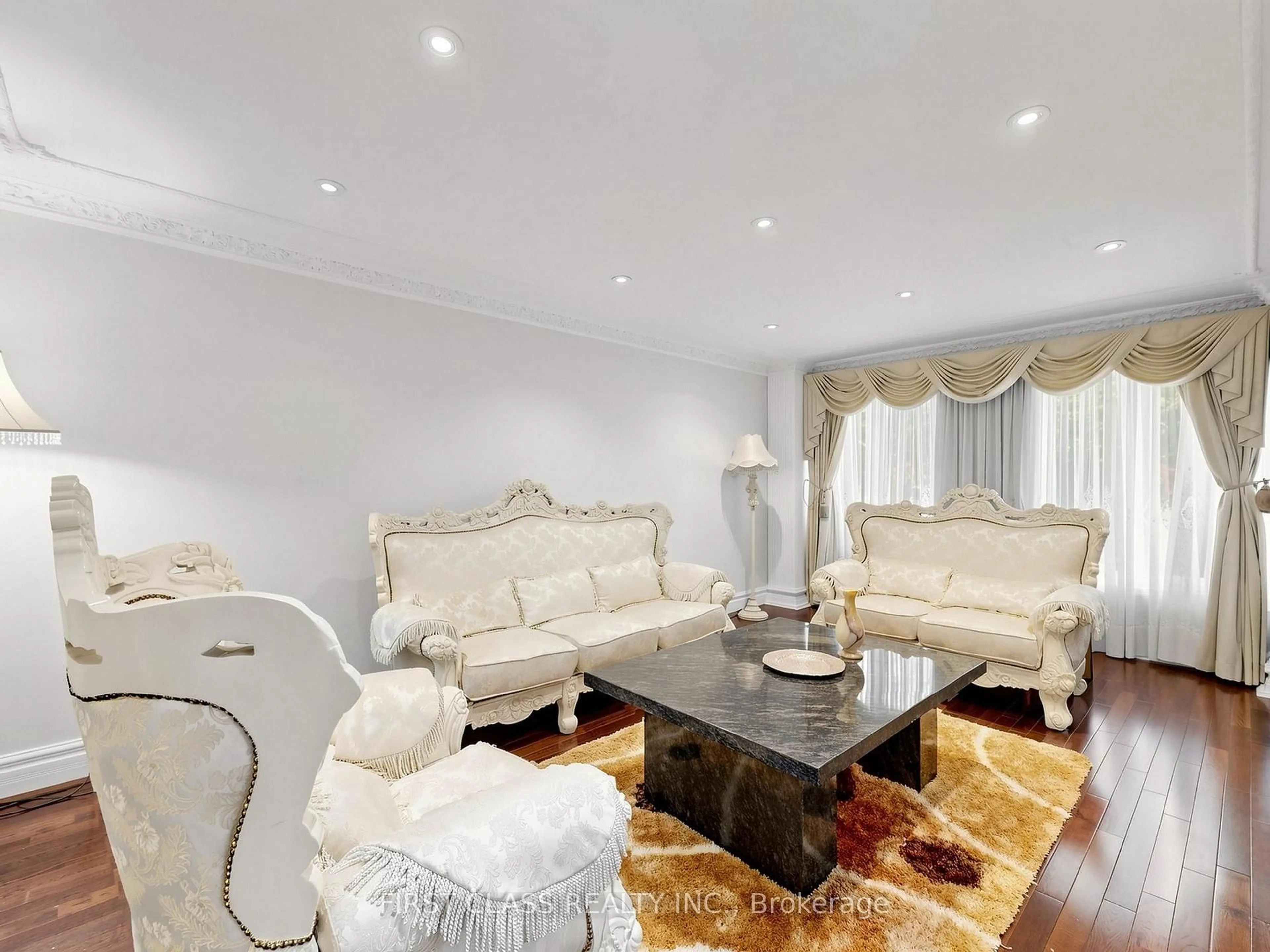 Living room with furniture, unknown for 9 Westpoint Crt, Richmond Hill Ontario L4B 2V6