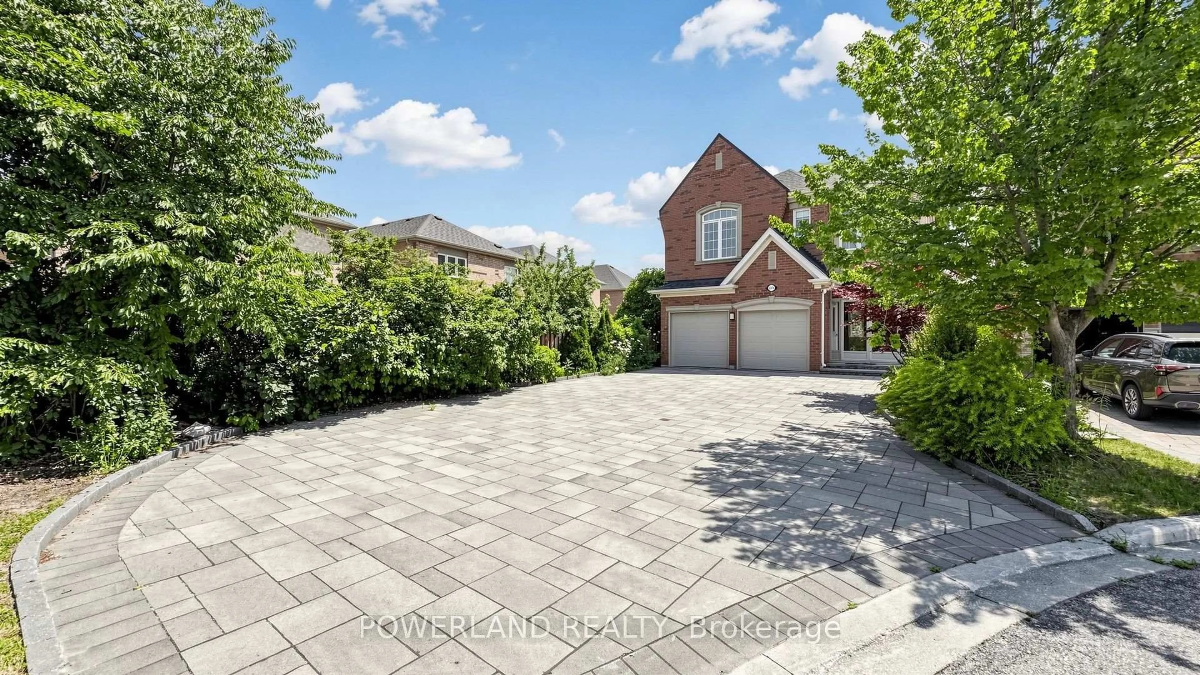 A pic from outside/outdoor area/front of a property/back of a property/a pic from drone, street for 109 Heritage Hollow Esta St, Richmond Hill Ontario L4S 2X2