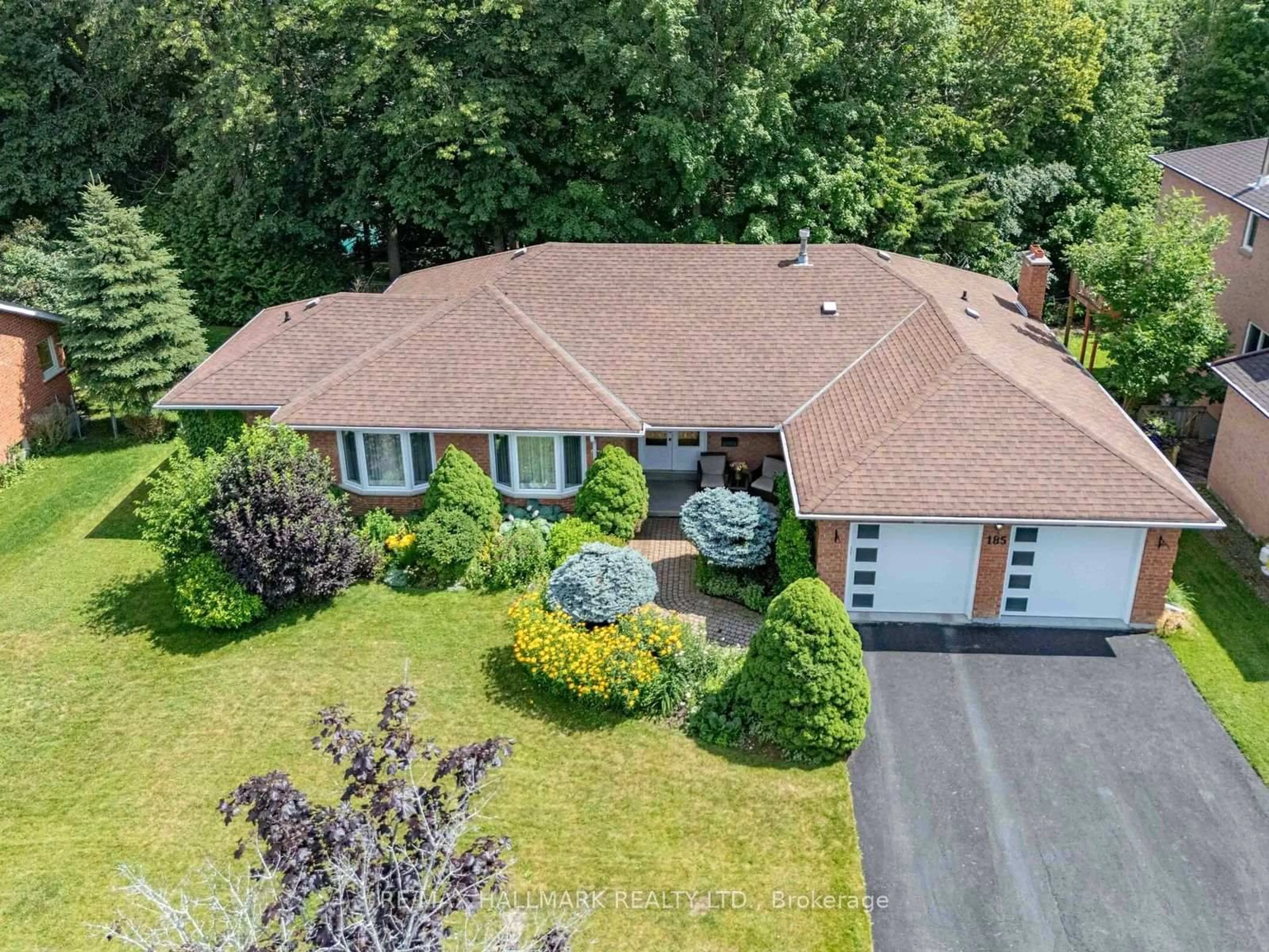 A pic from outside/outdoor area/front of a property/back of a property/a pic from drone, street for 185 Aurora Heights Dr, Aurora Ontario L4G 2X1