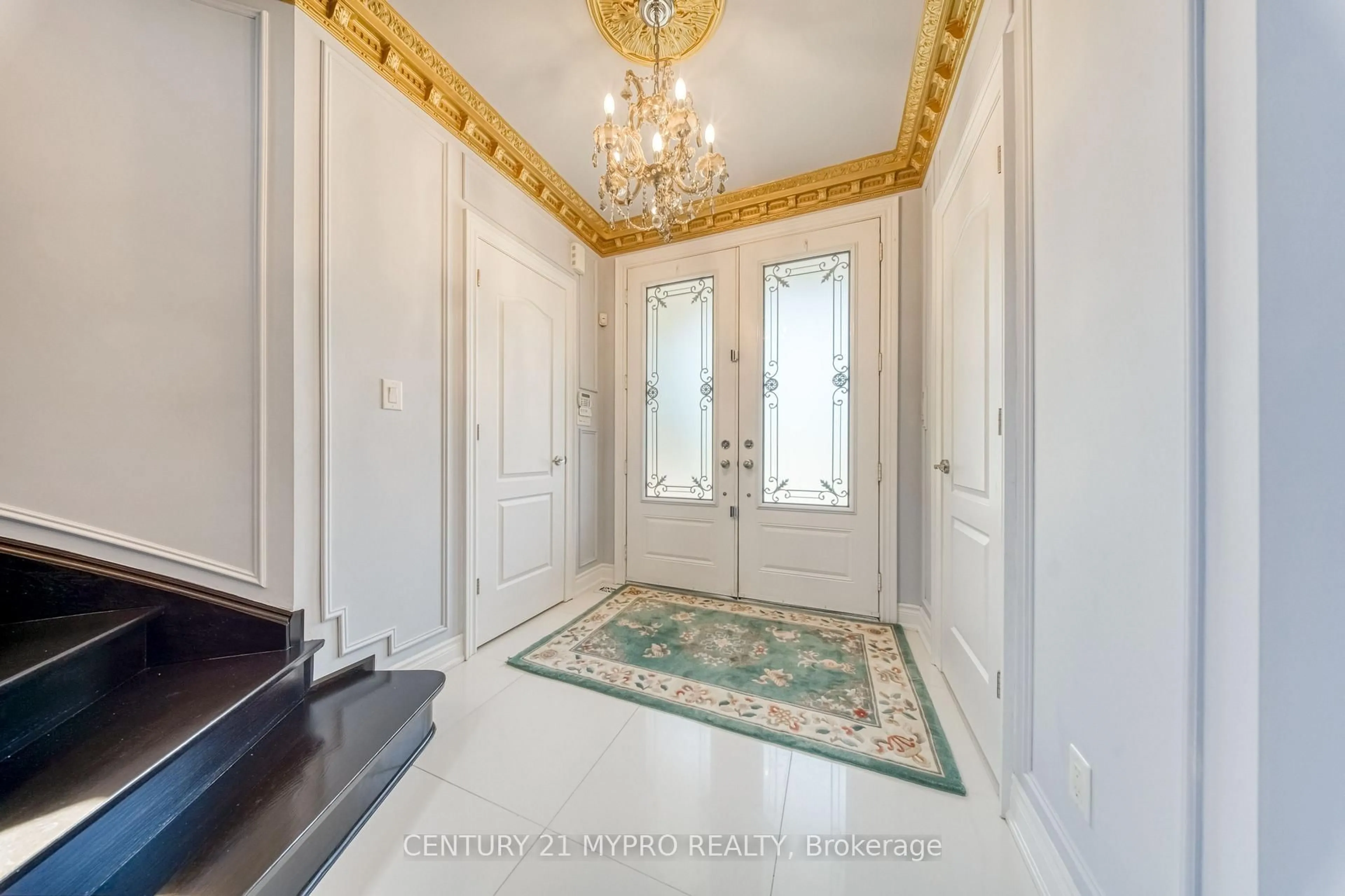 Indoor entryway for 107 Hailsham Crt, Vaughan Ontario L4L 1A6