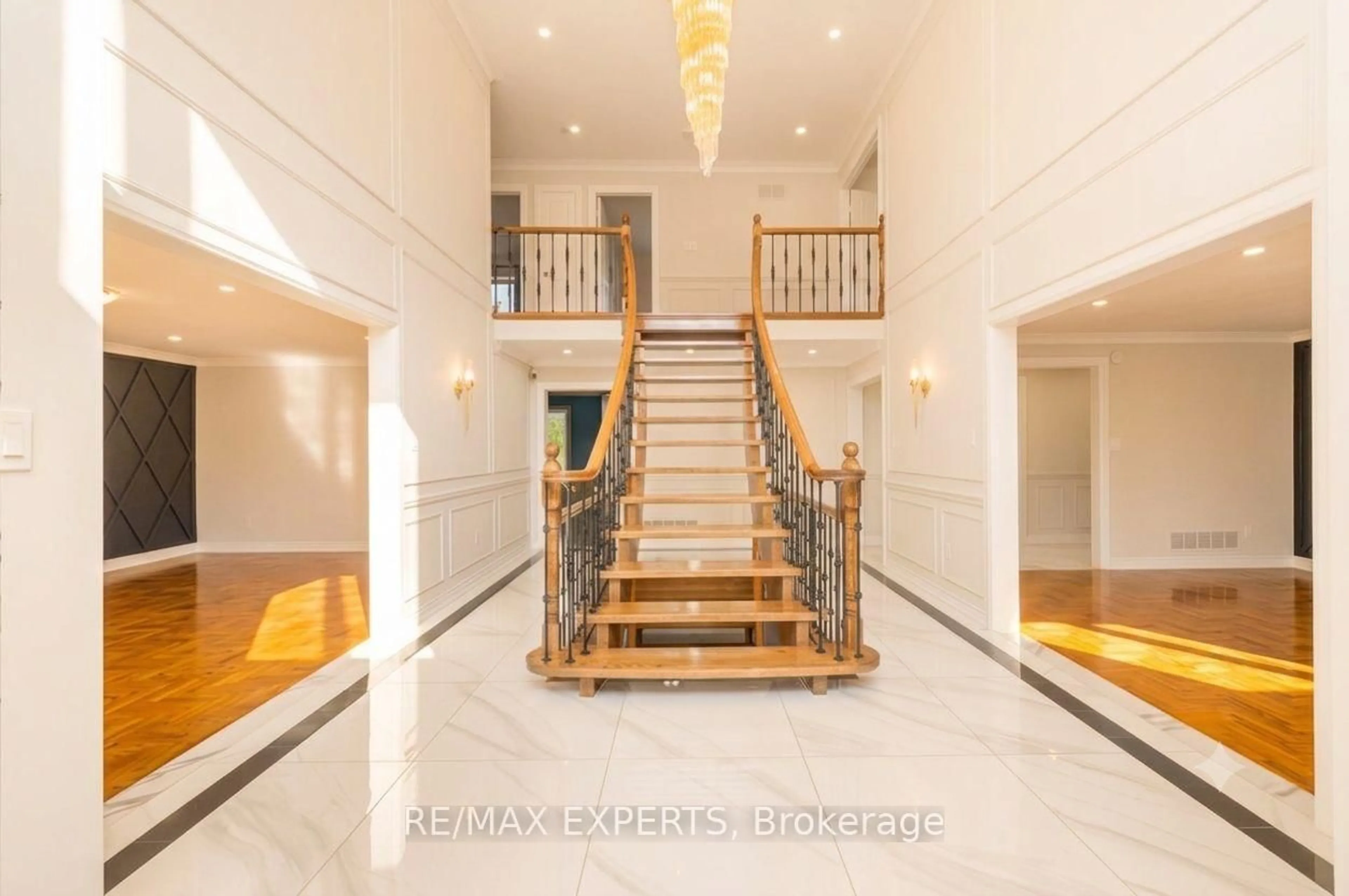Indoor foyer for 372 Burns Blvd, King Ontario L7B 1E1