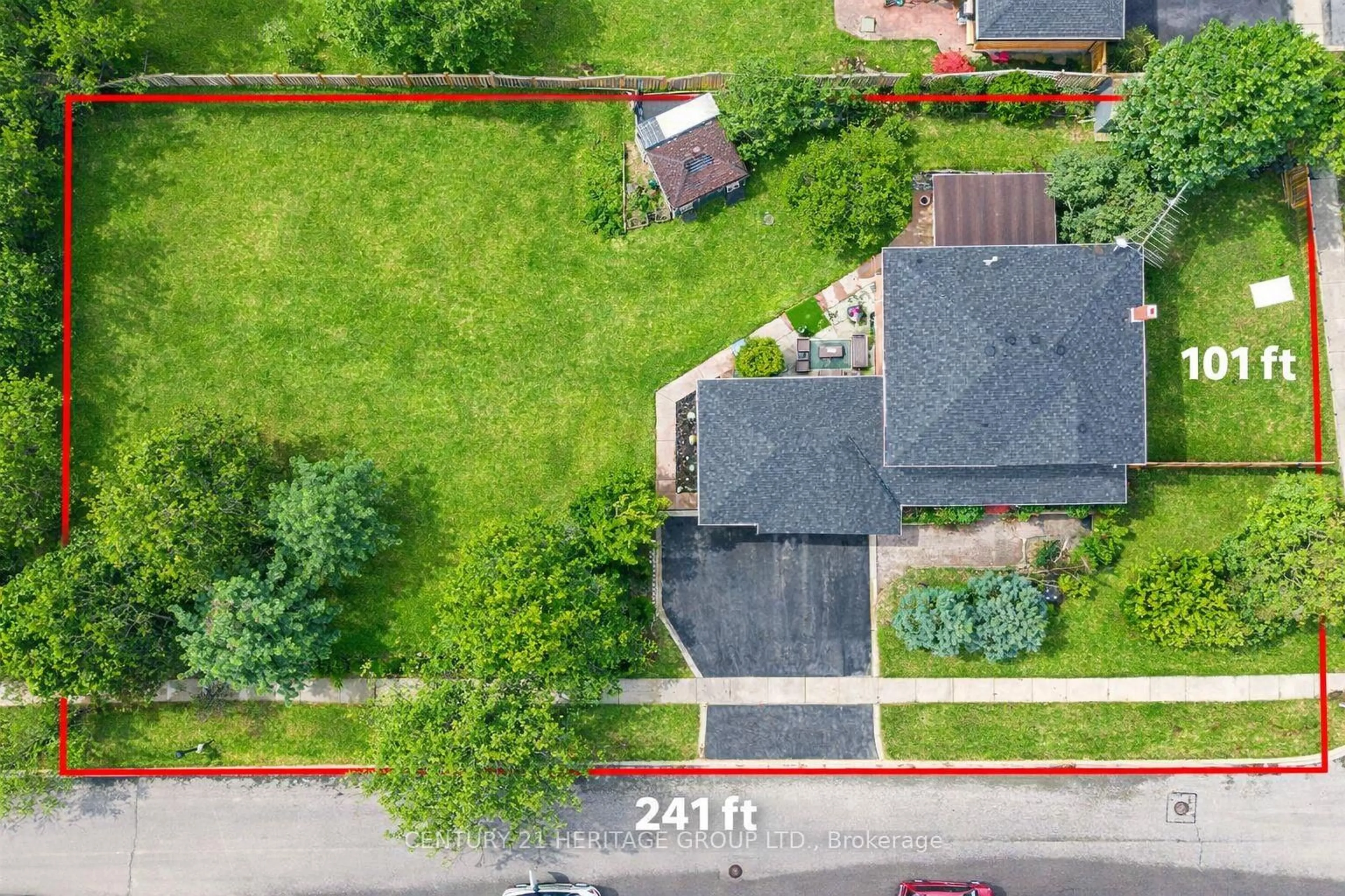 A pic from outside/outdoor area/front of a property/back of a property/a pic from drone, street for 80 Findlay Ave, King Ontario L7B 1E1