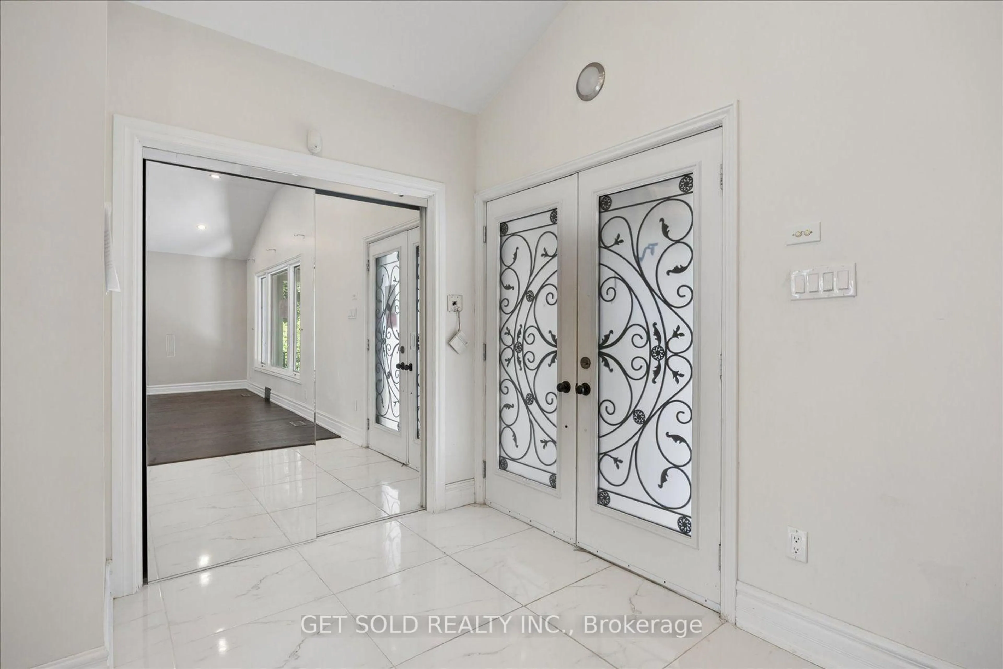 Indoor entryway for 156 Duncan Rd, Richmond Hill Ontario L4C 6J8
