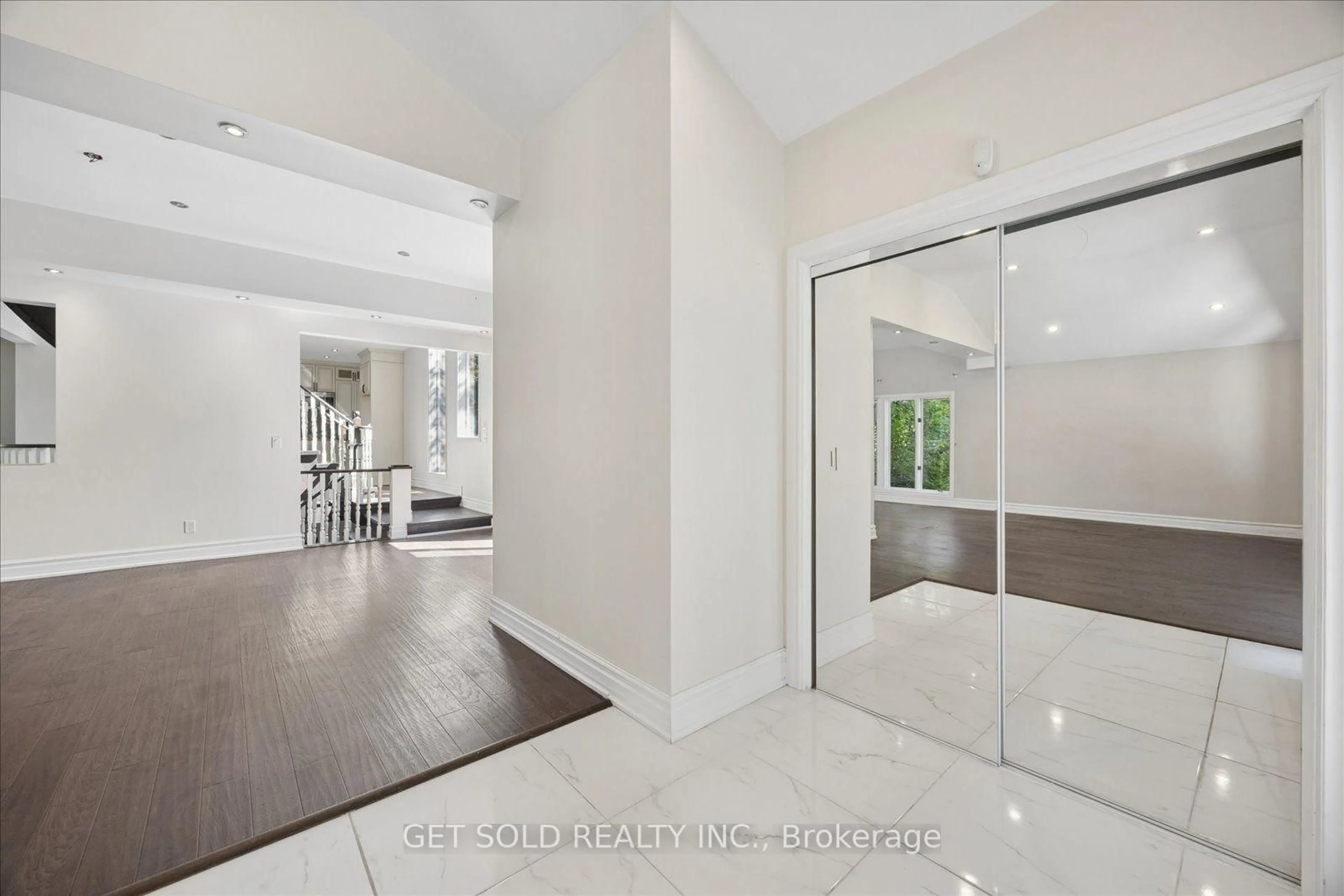 Indoor entryway for 156 Duncan Rd, Richmond Hill Ontario L4C 6J8