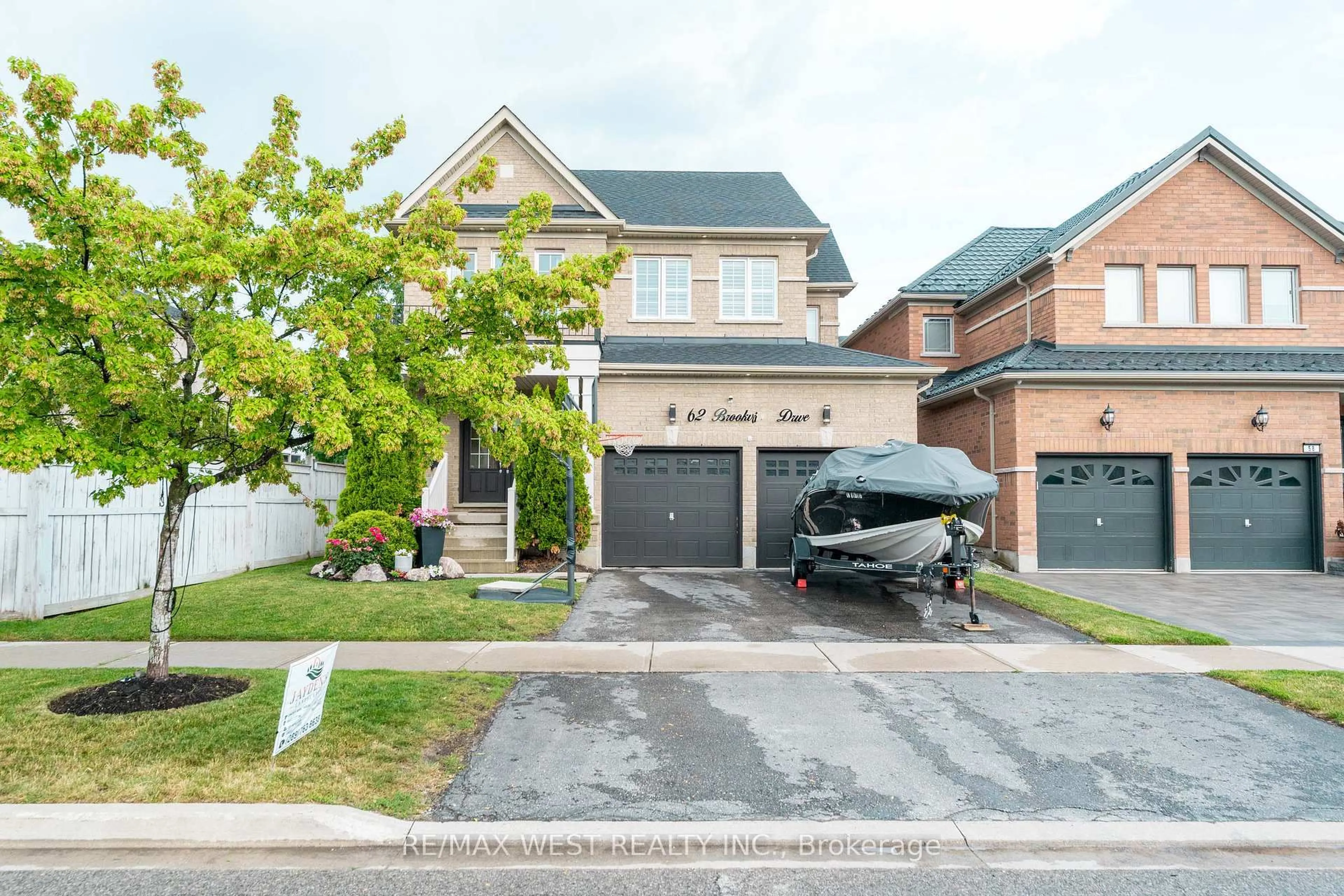 Home with brick exterior material, street for 62 Brookview Dr, Bradford West Gwillimbury Ontario L3Z 0S5