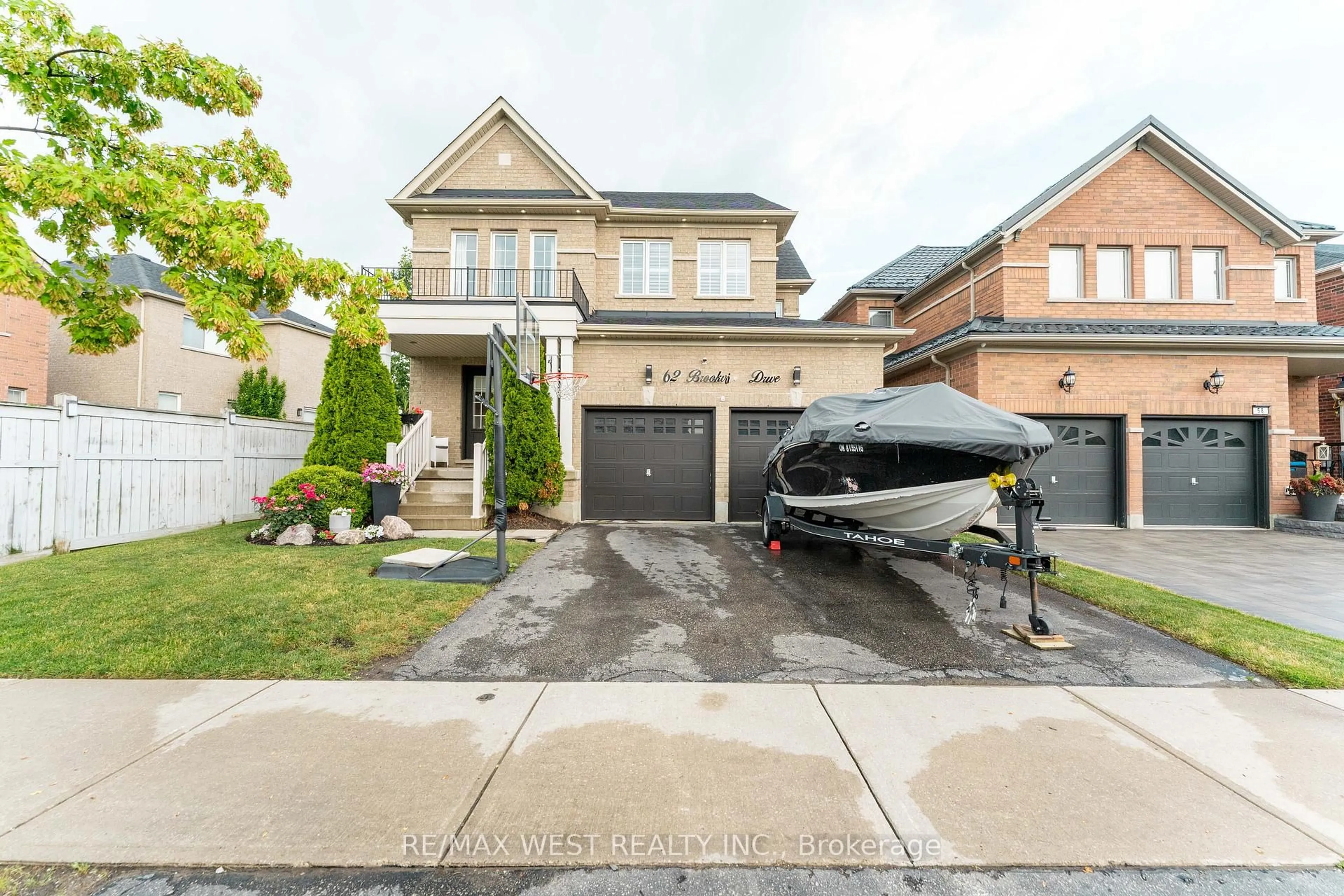 Home with brick exterior material, street for 62 Brookview Dr, Bradford West Gwillimbury Ontario L3Z 0S5