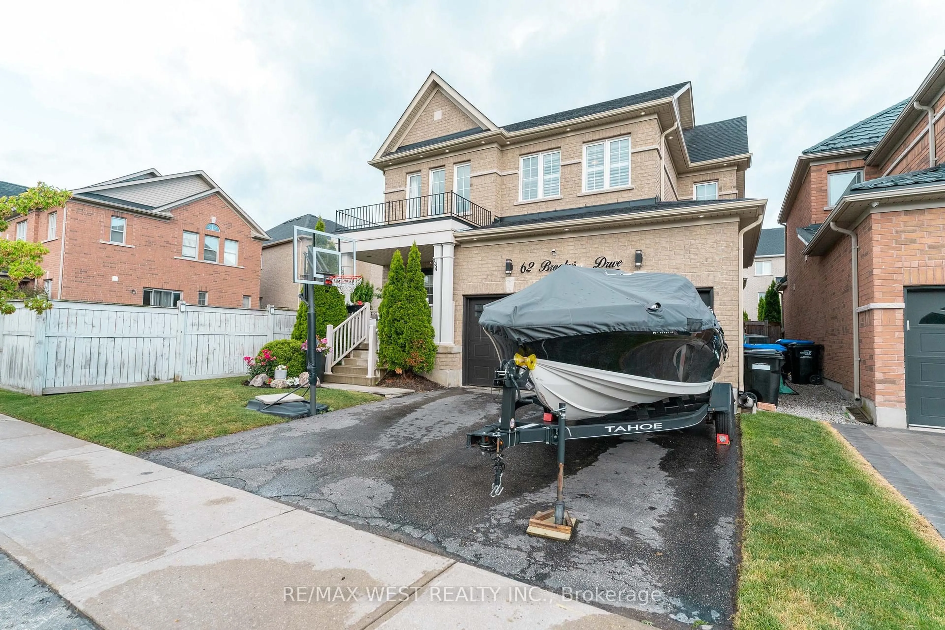 Home with vinyl exterior material, street for 62 Brookview Dr, Bradford West Gwillimbury Ontario L3Z 0S5
