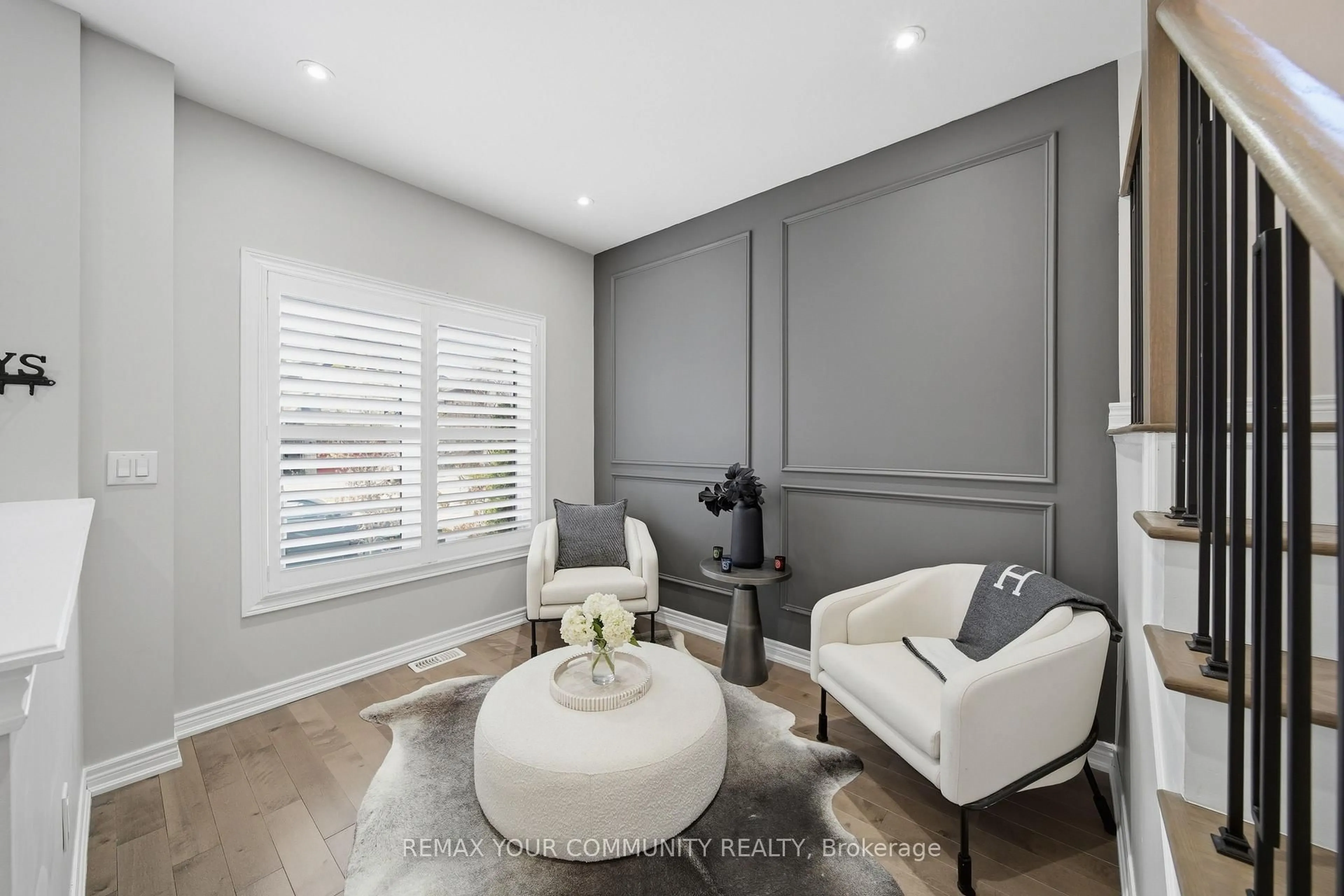 Living room with furniture, unknown for 275 Sharon Creek Dr, East Gwillimbury Ontario L9N 0P4